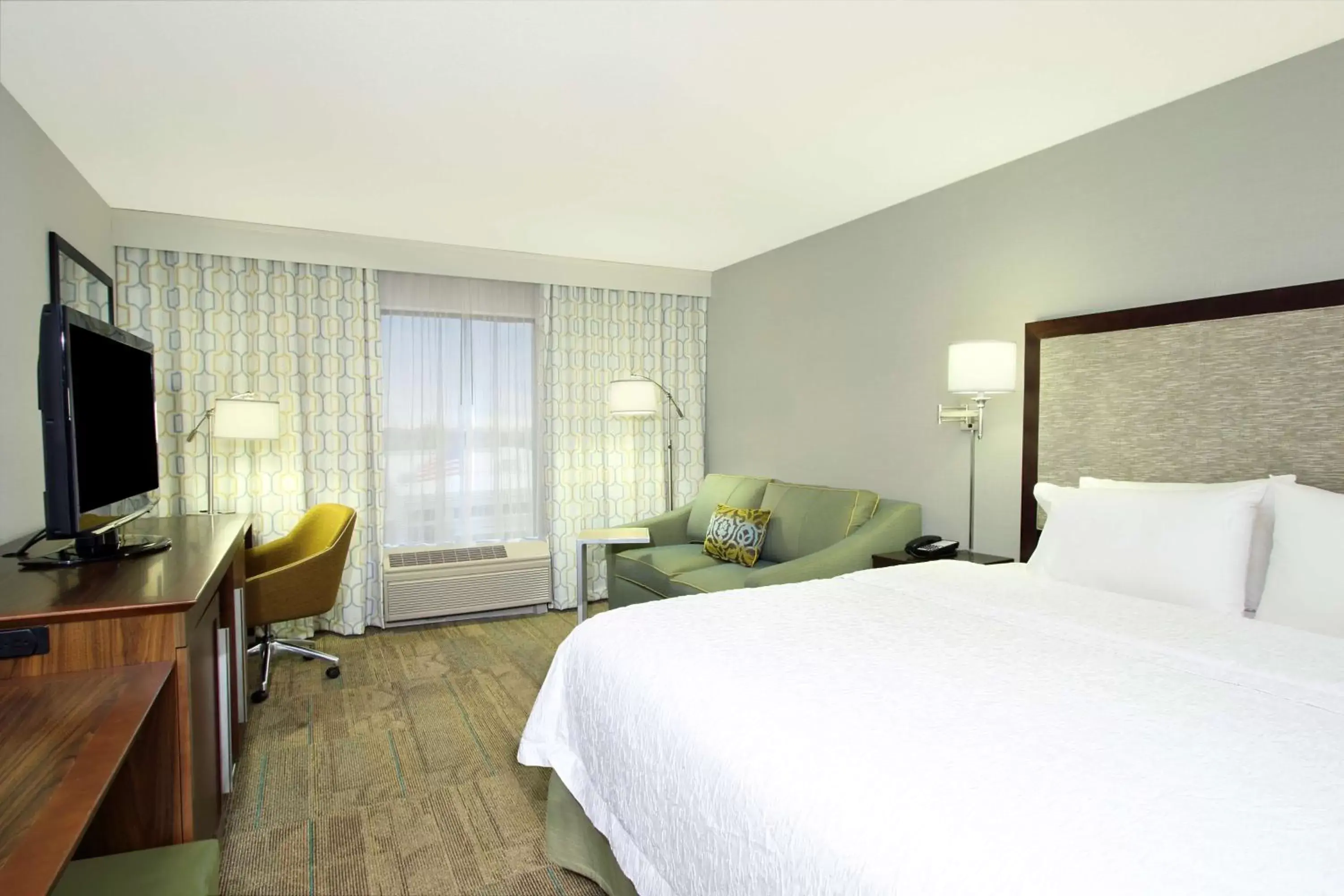 Bed in Hampton Inn & Suites Columbus Hilliard