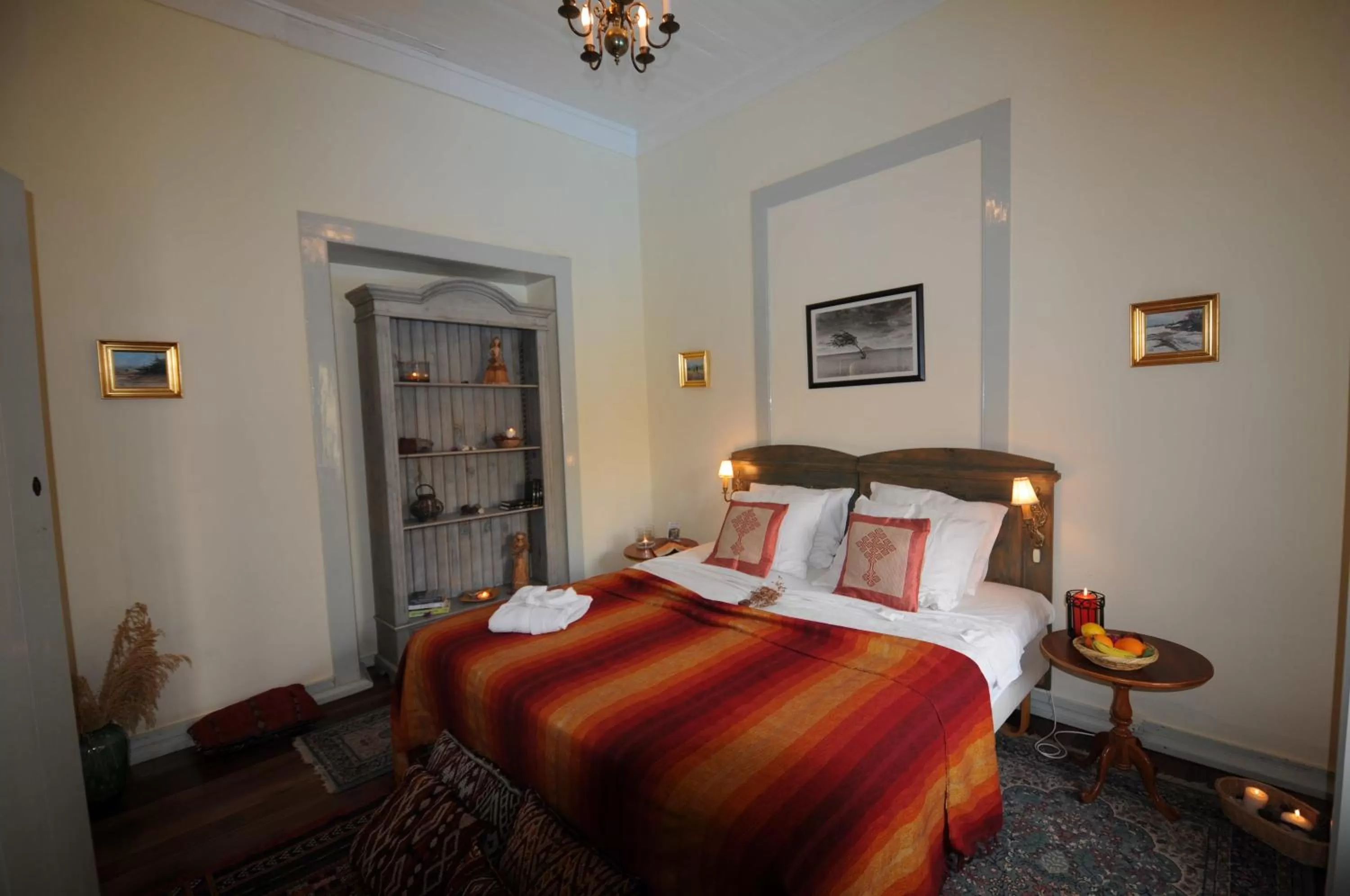 Photo of the whole room, Bed in The Colonial Guest House