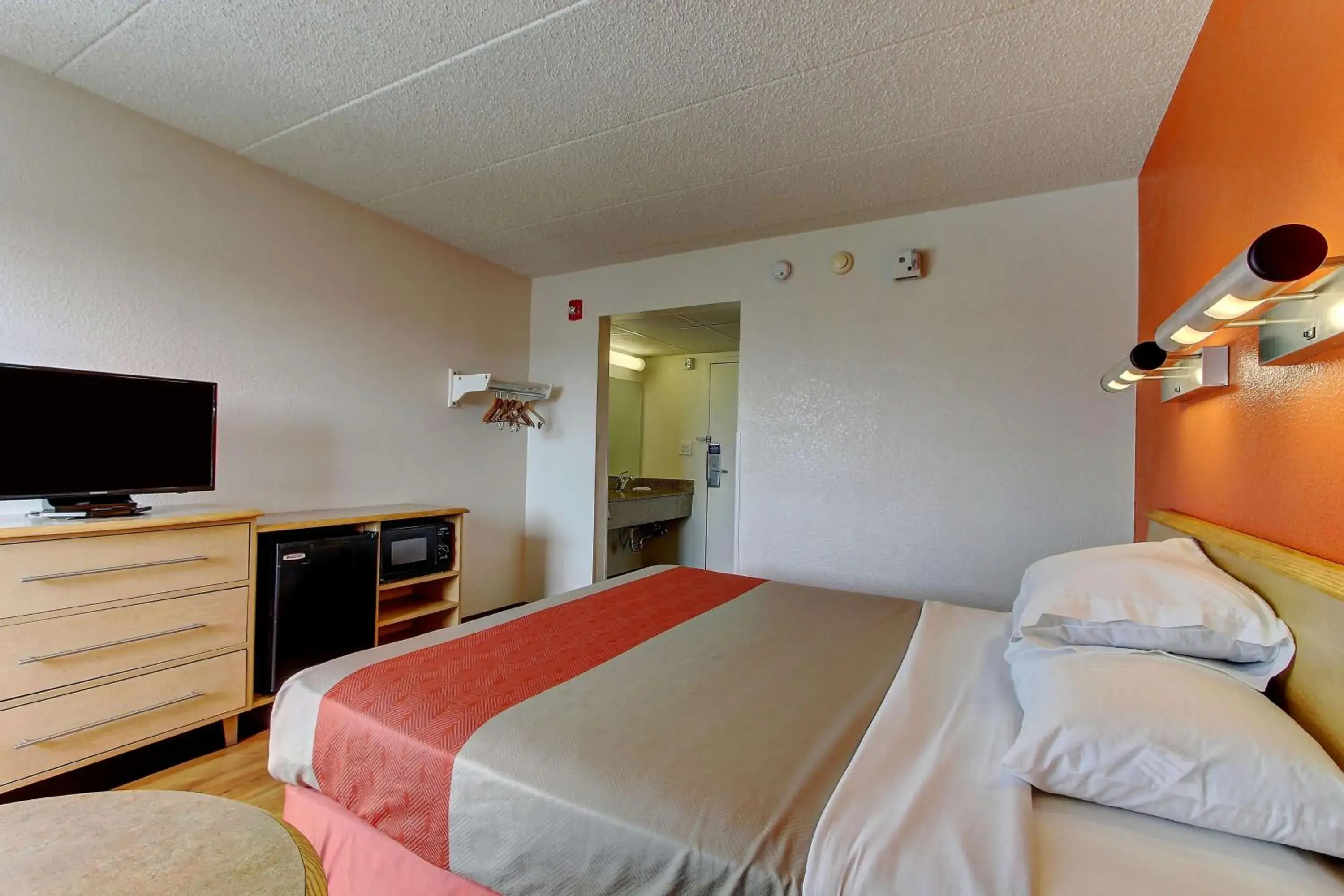 TV and multimedia, Bed in Motel 6-York, PA - North