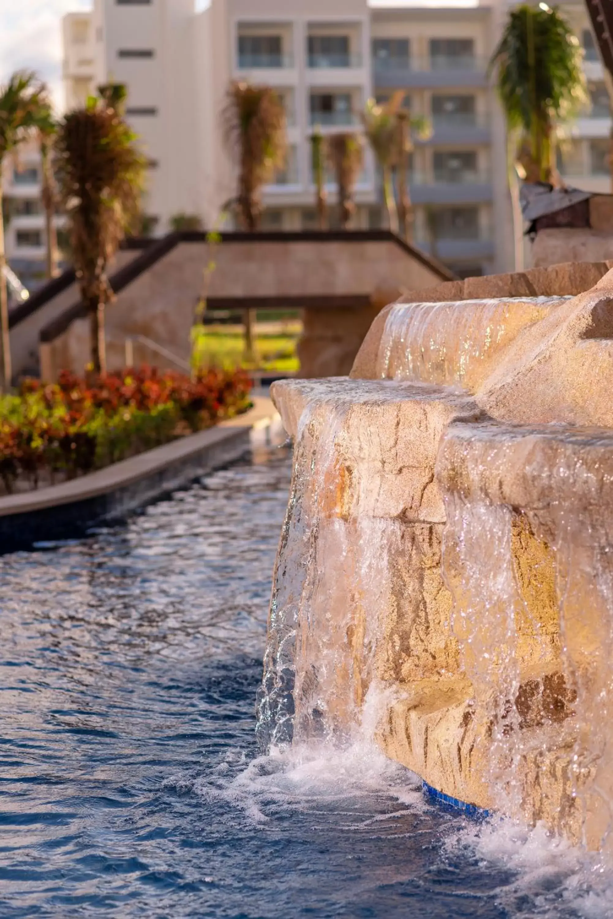 Swimming pool in Planet Hollywood Cancun, An Autograph Collection All-Inclusive Resort