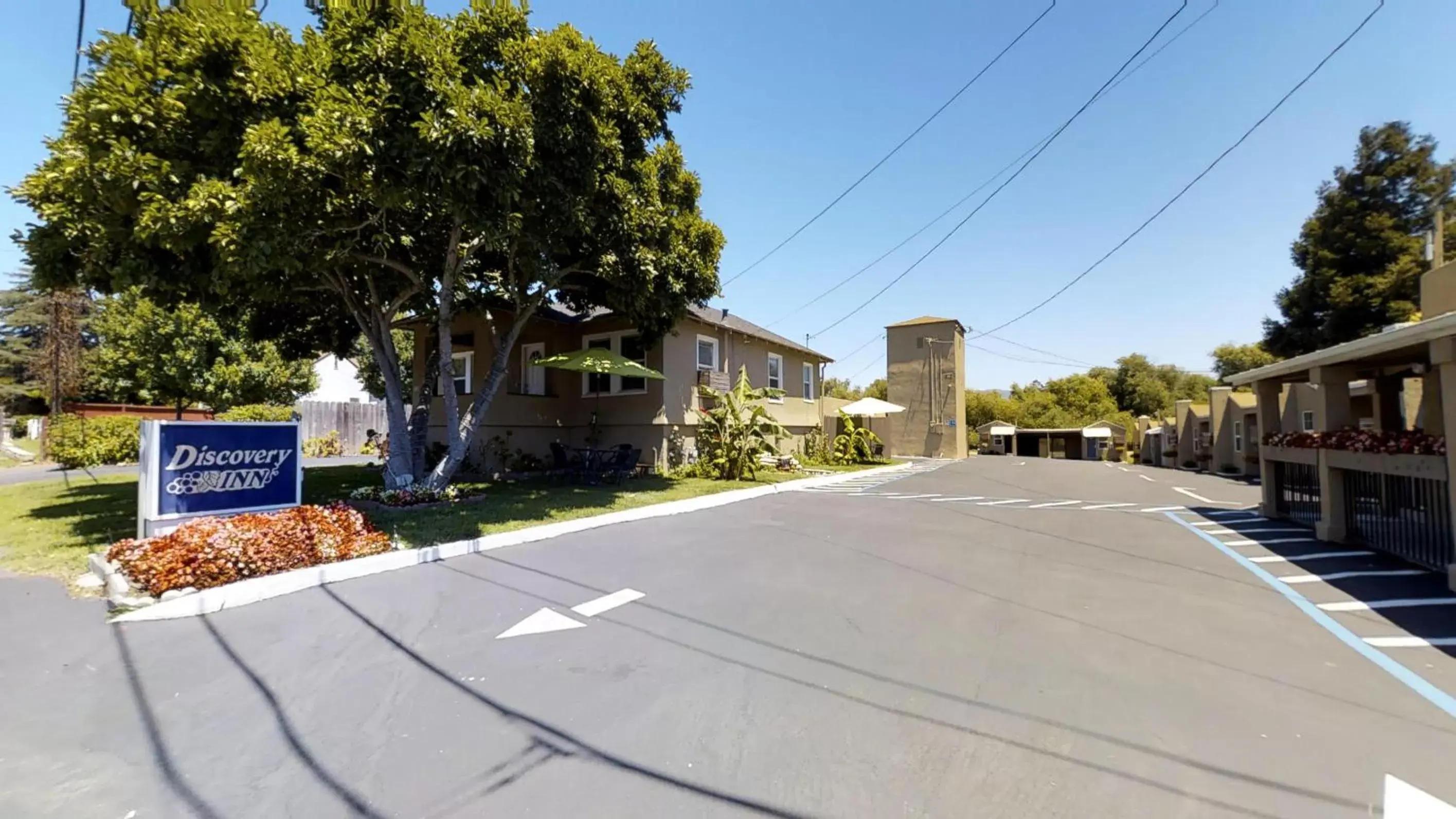 Parking, Property Building in Napa Discovery Inn