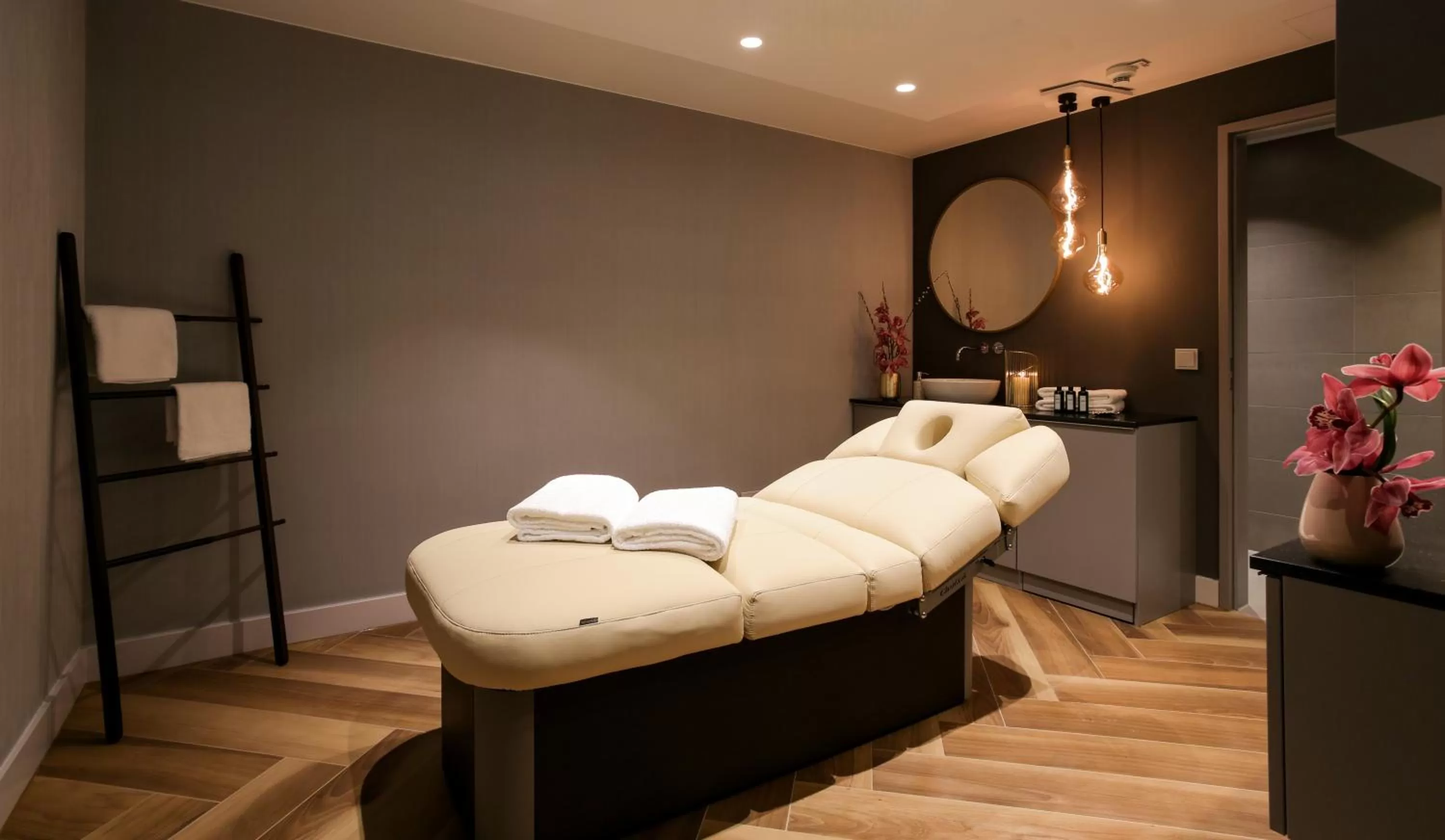 Massage, Bed in art'otel berlin mitte, Powered by Radisson Hotels
