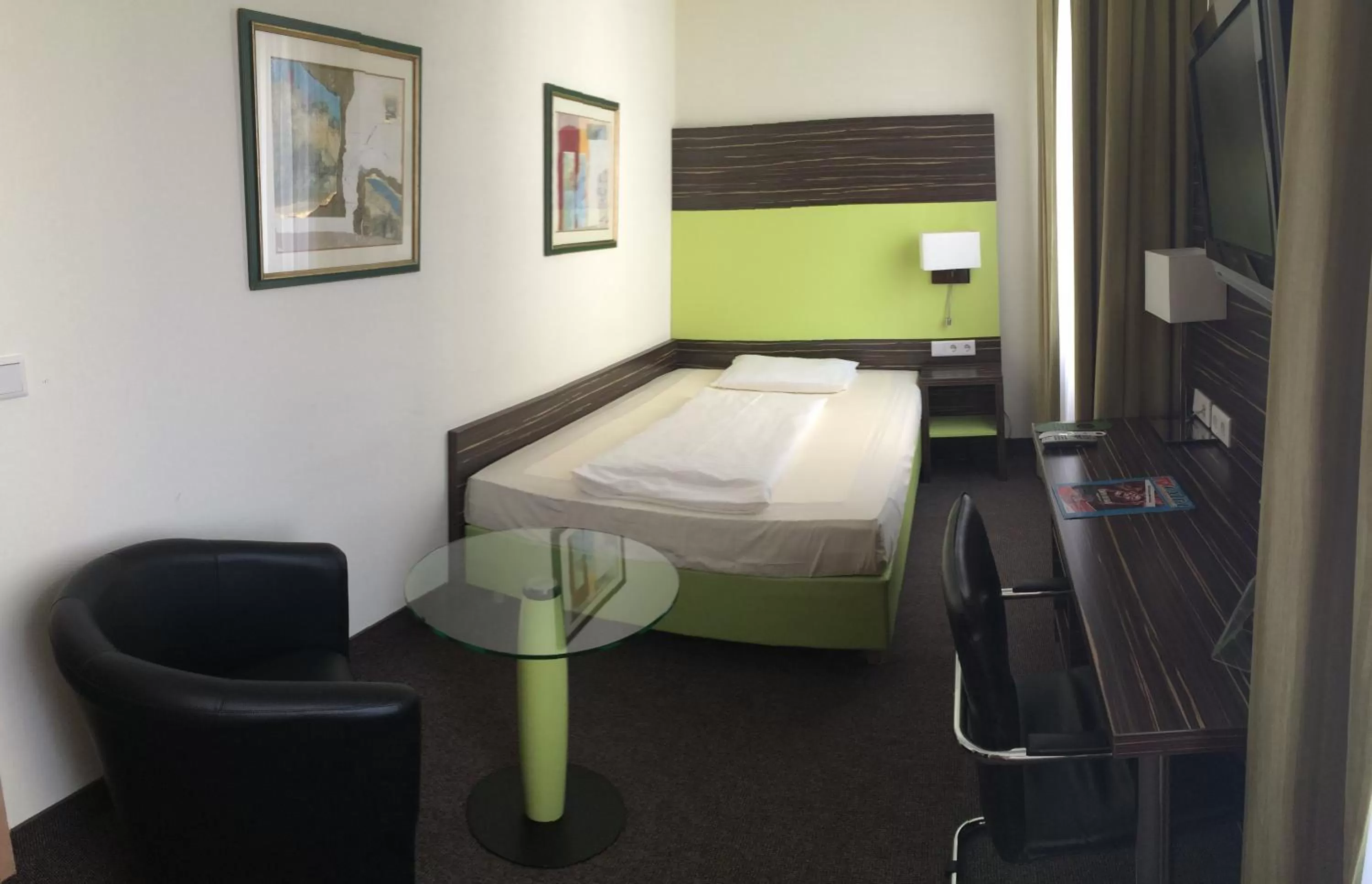 Photo of the whole room, Bed in Behringers City Hotel Nürnberg