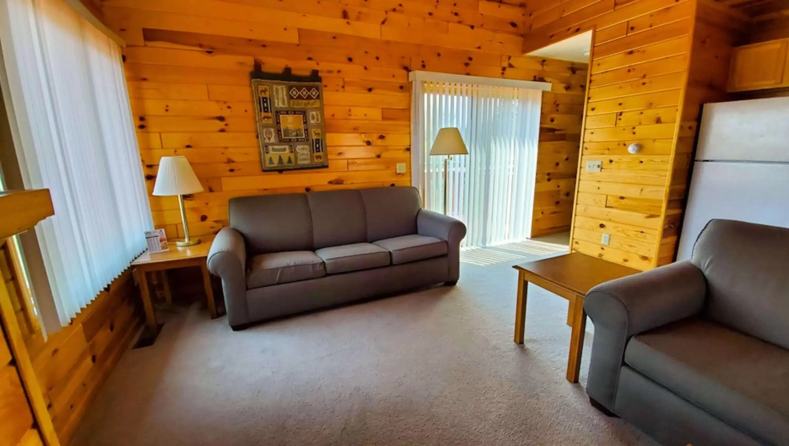 Photo of the whole room, Seating Area in Jasper Ridge Inn Ishpeming