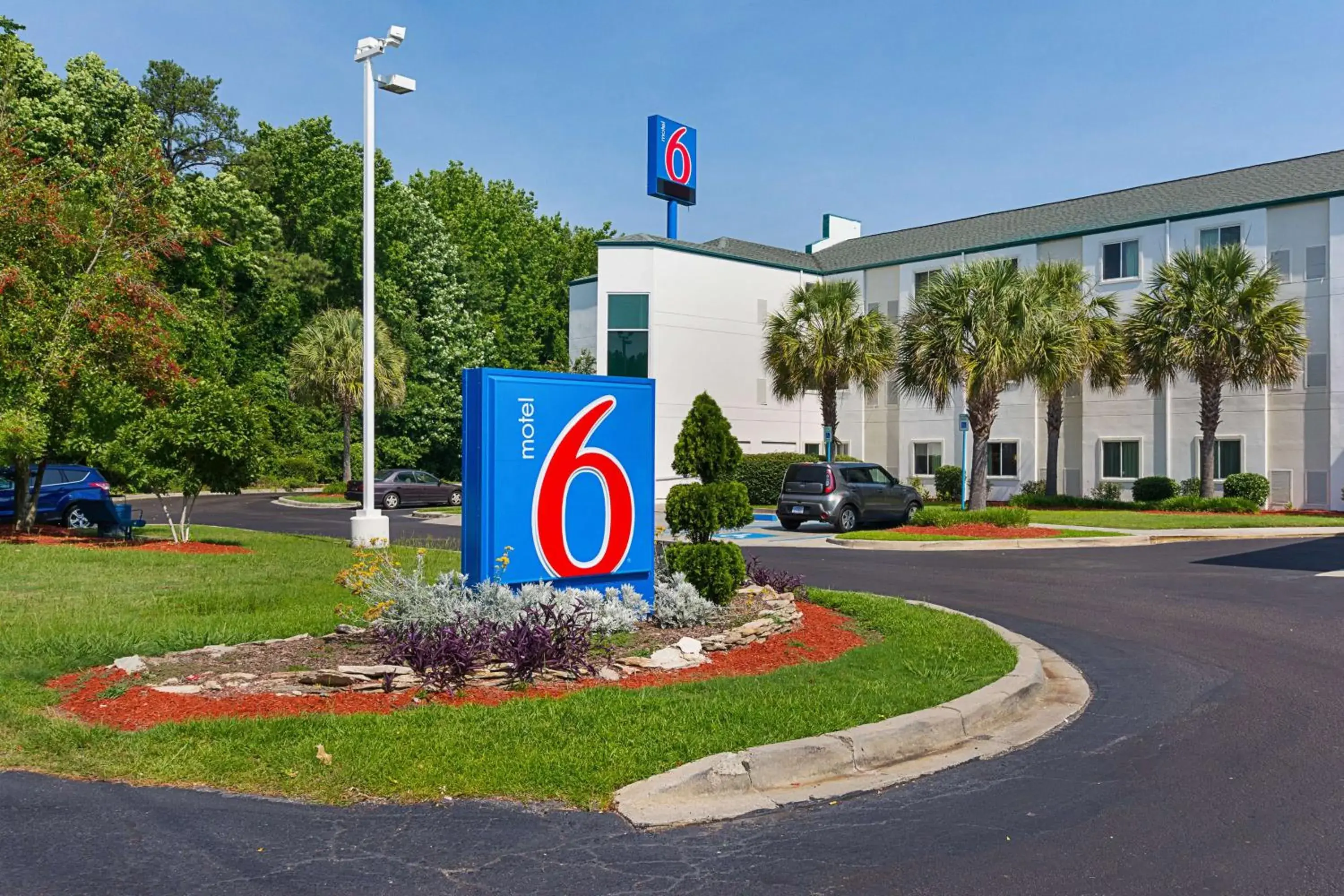 Property building in Motel 6-Columbia, SC - Fort Jackson Area Property building in Motel 6-Columbia, SC - Fort Jackson Area