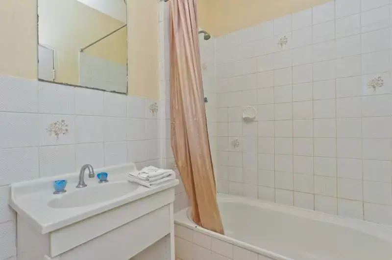 Bathroom in Mountway Holiday Apartments