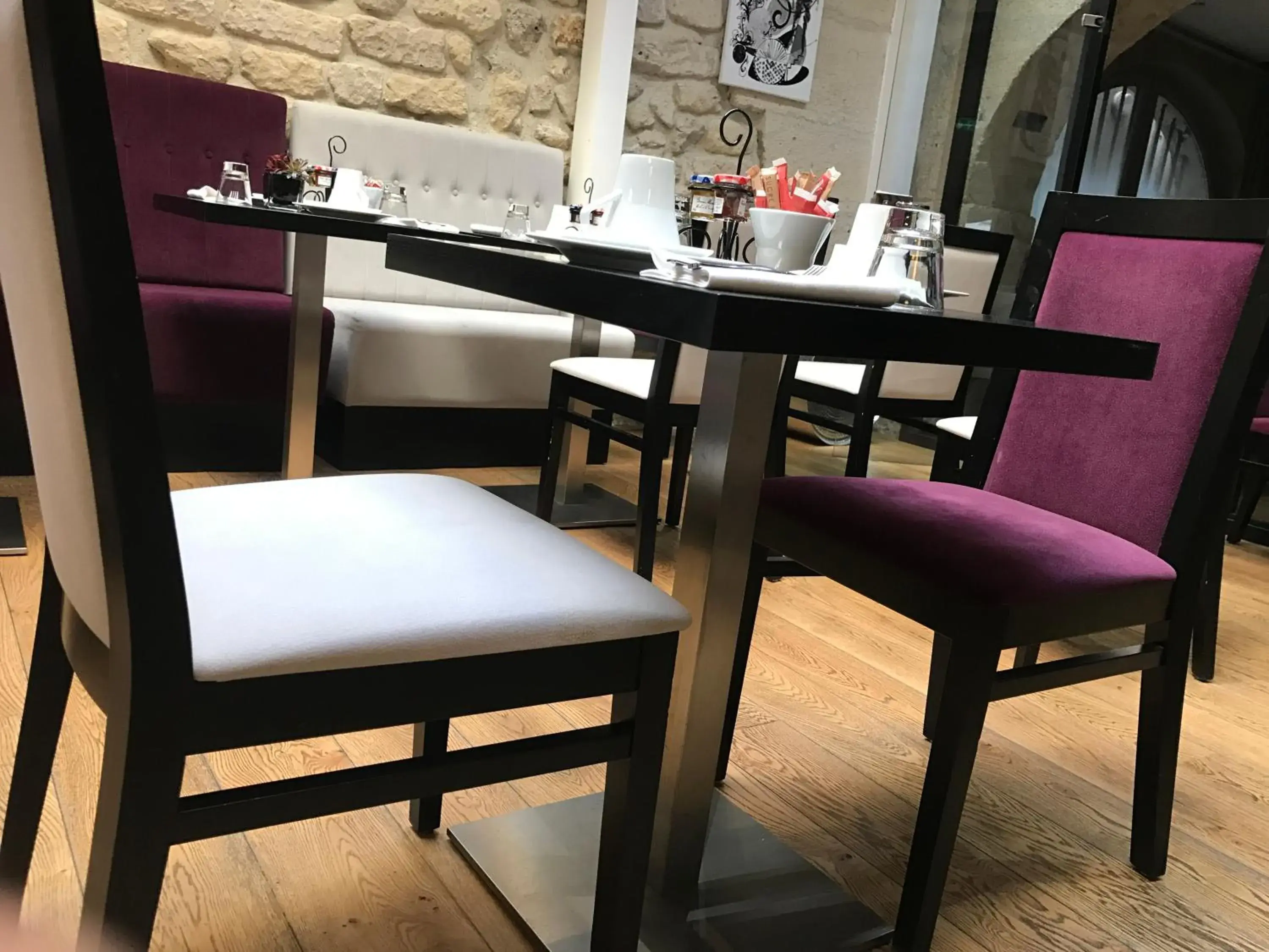 Restaurant/places to eat in Hôtel Jacques De Molay