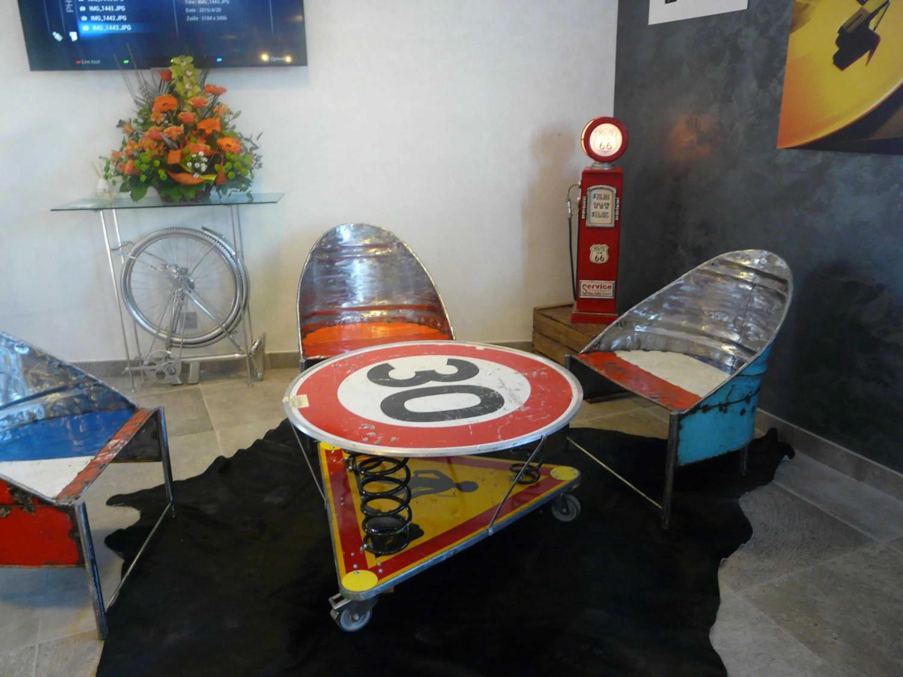 Communal lounge/ TV room in ibis Styles Vierzon