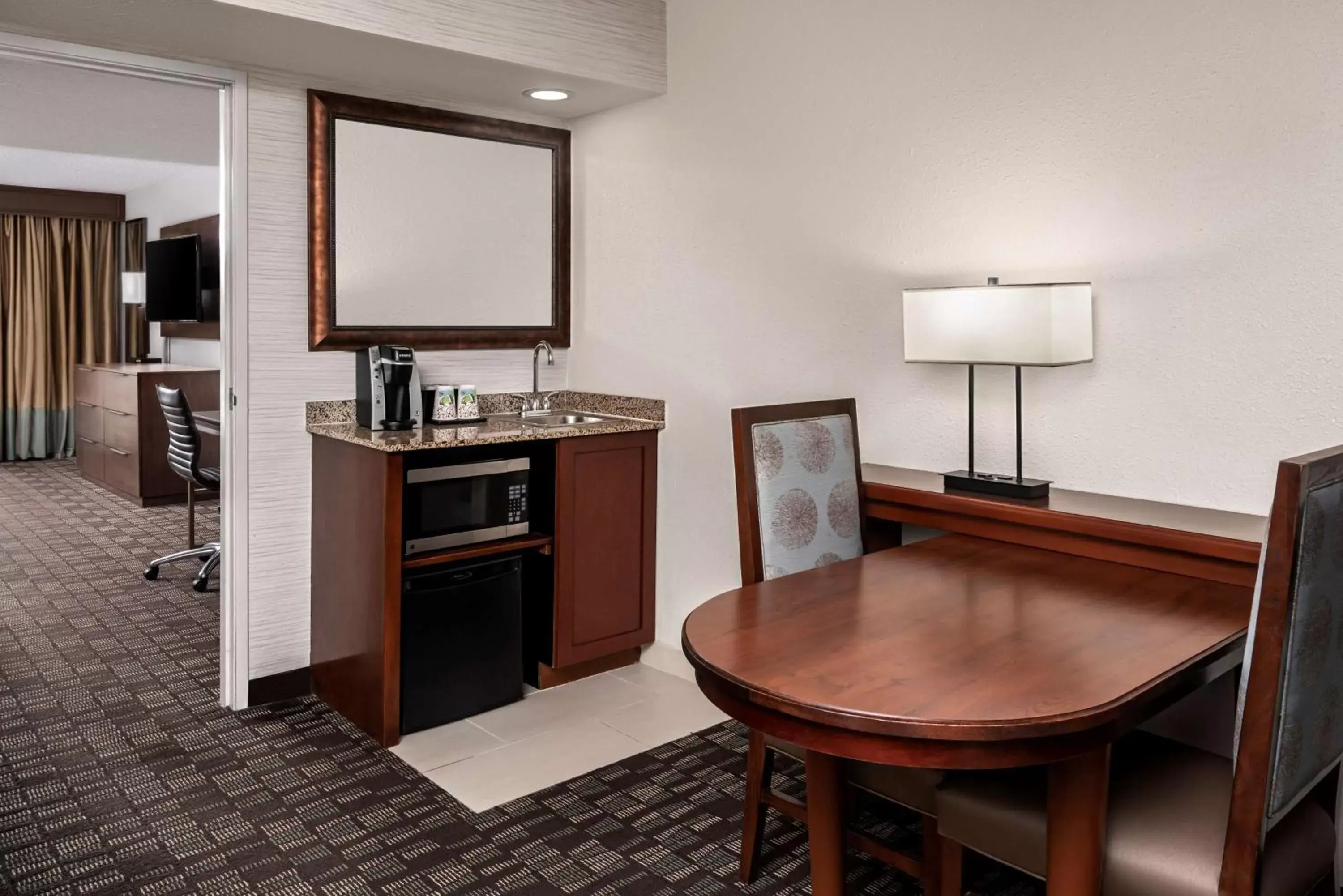 Bedroom, TV/Entertainment Center in Embassy Suites by Hilton Nashville Airport