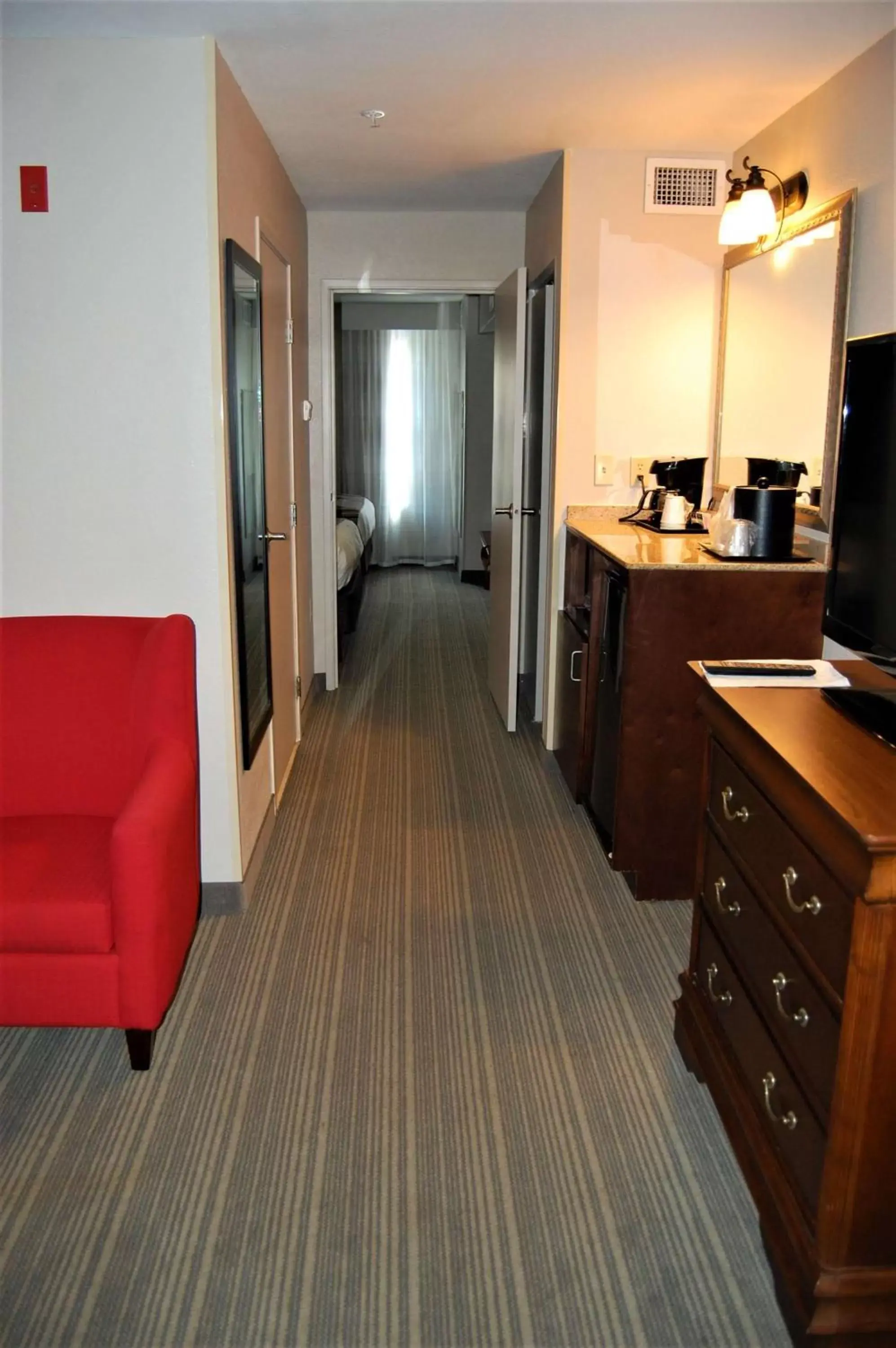 Photo of the whole room, Kitchen/Kitchenette in Country Inn & Suites by Radisson, Athens, GA