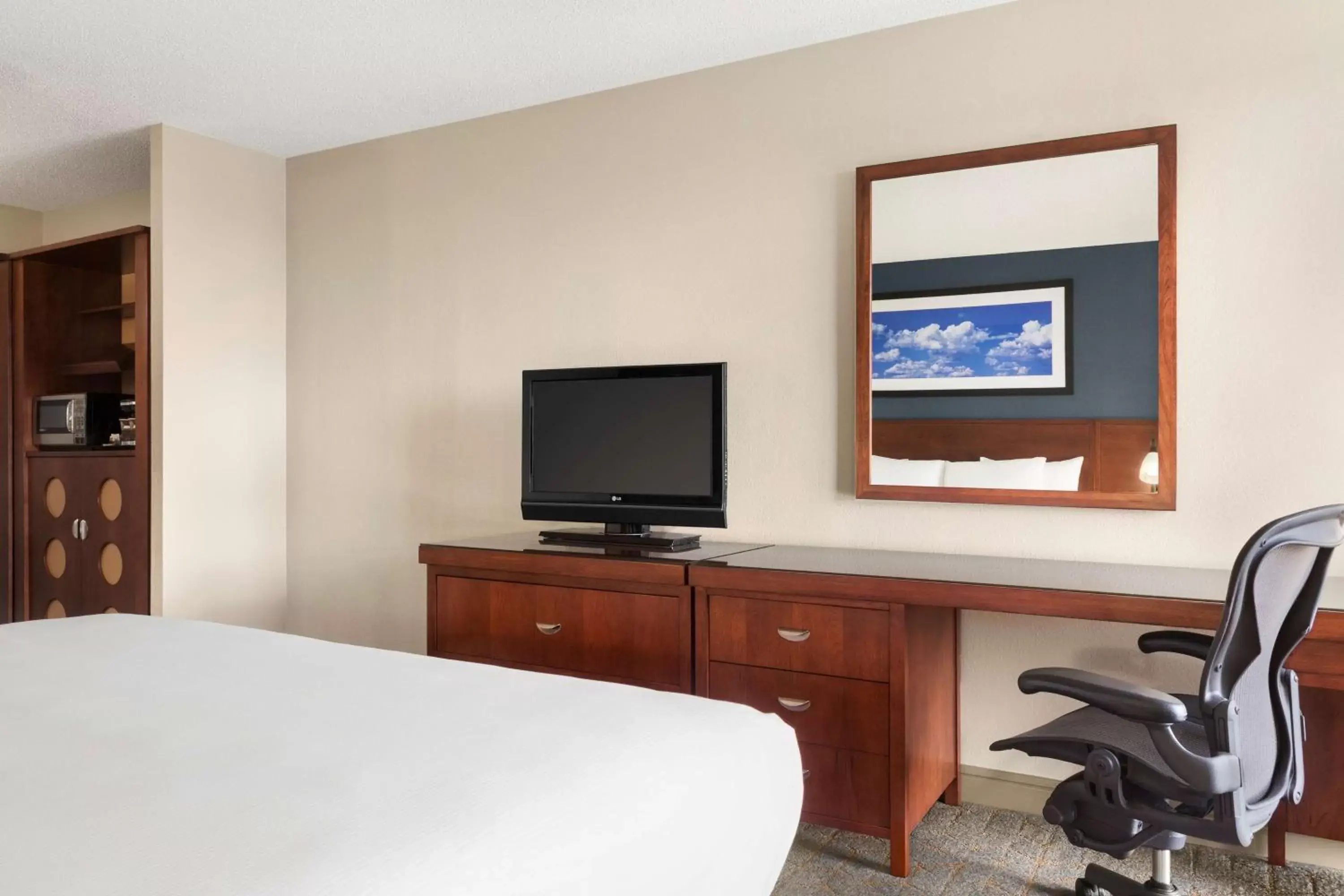 Bed, TV/Entertainment Center in DoubleTree by Hilton DFW Airport North