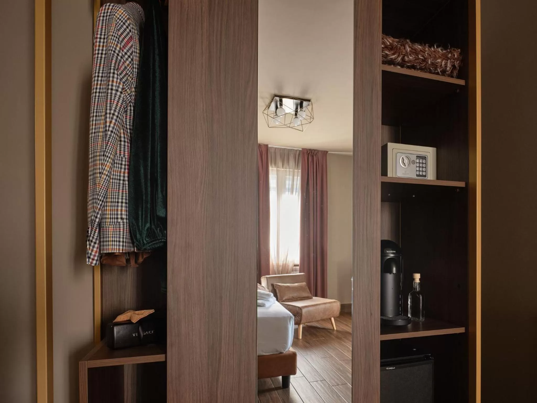wardrobe, Bed in Hotel Giulietta