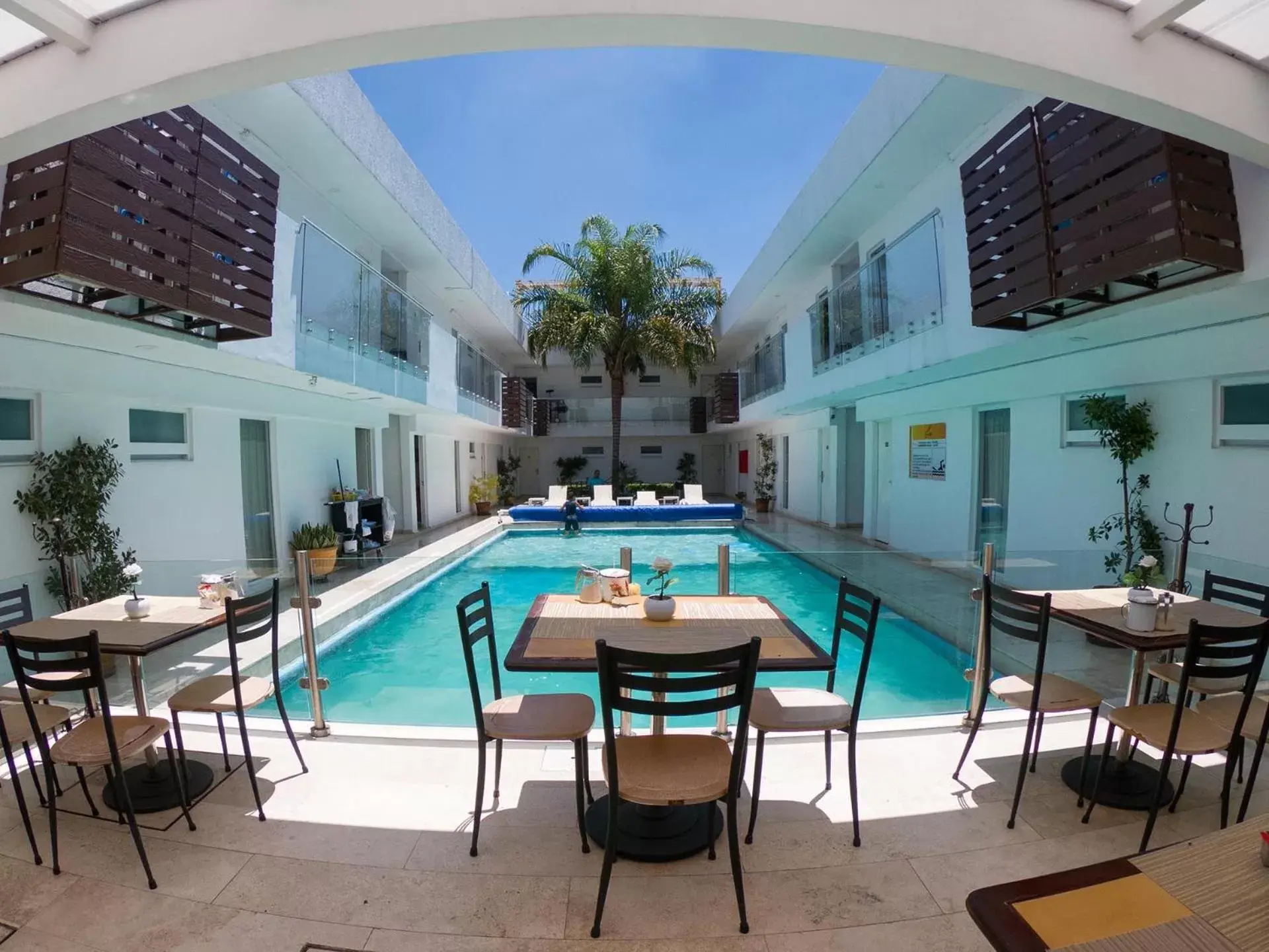 Restaurant/places to eat, Swimming Pool in Hotel St. George