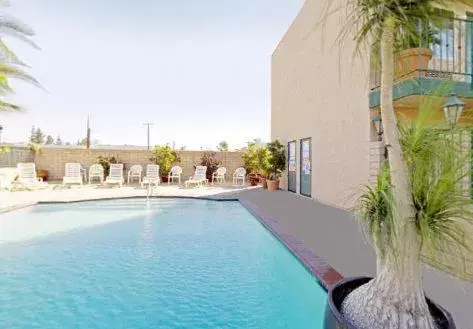 Property building, Swimming Pool in Americas Best Value Inn & Suites - Fontana