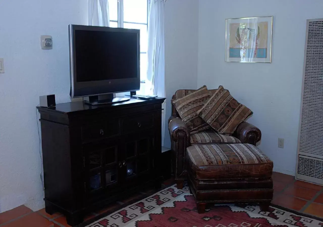 Seating area, TV/Entertainment Center in Casas de Suenos Old Town Historic Inn, Ascend Hotel Collection