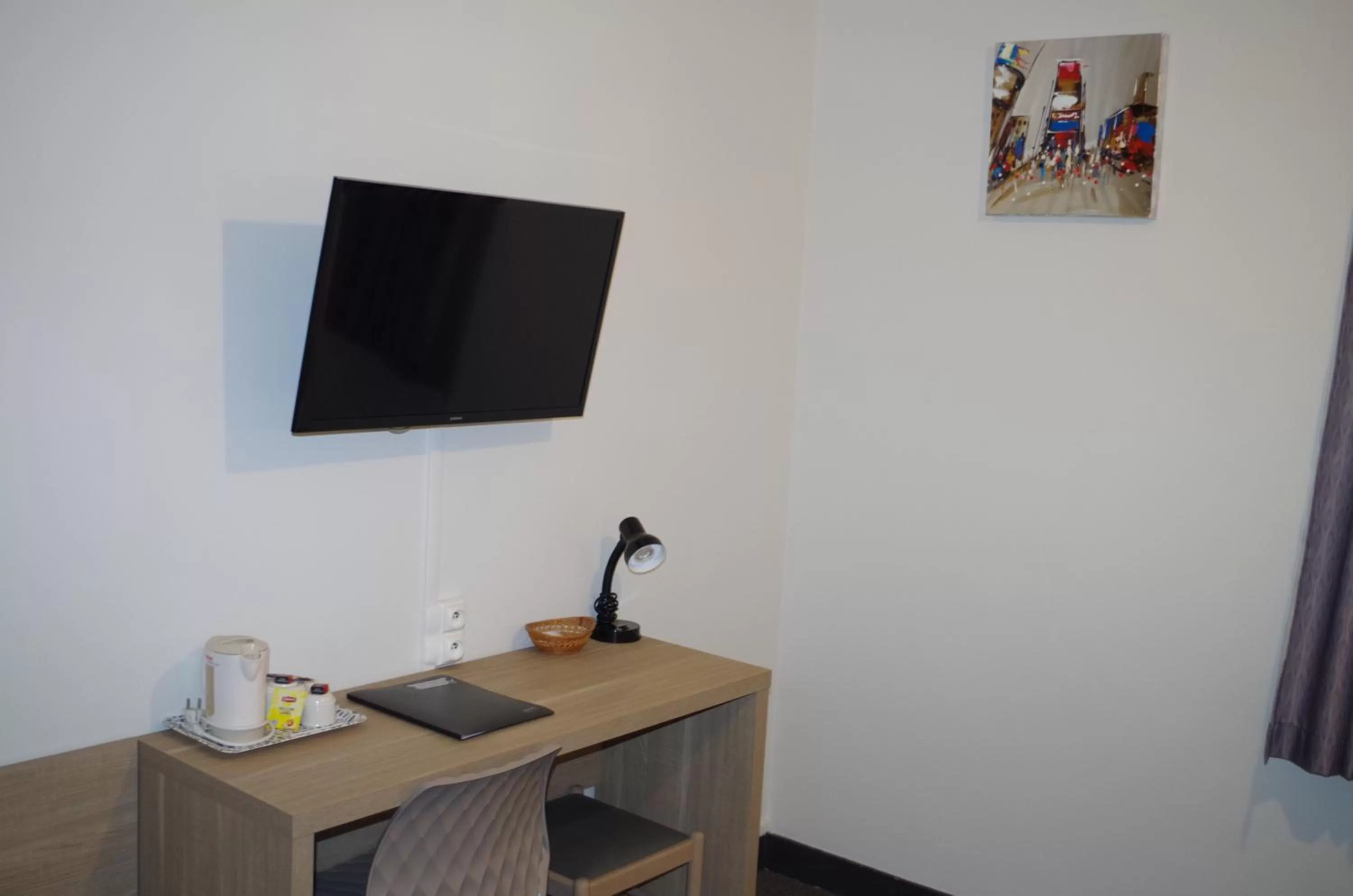 Communal lounge/ TV room in The Originals City, Hôtel Le Savoy, Caen