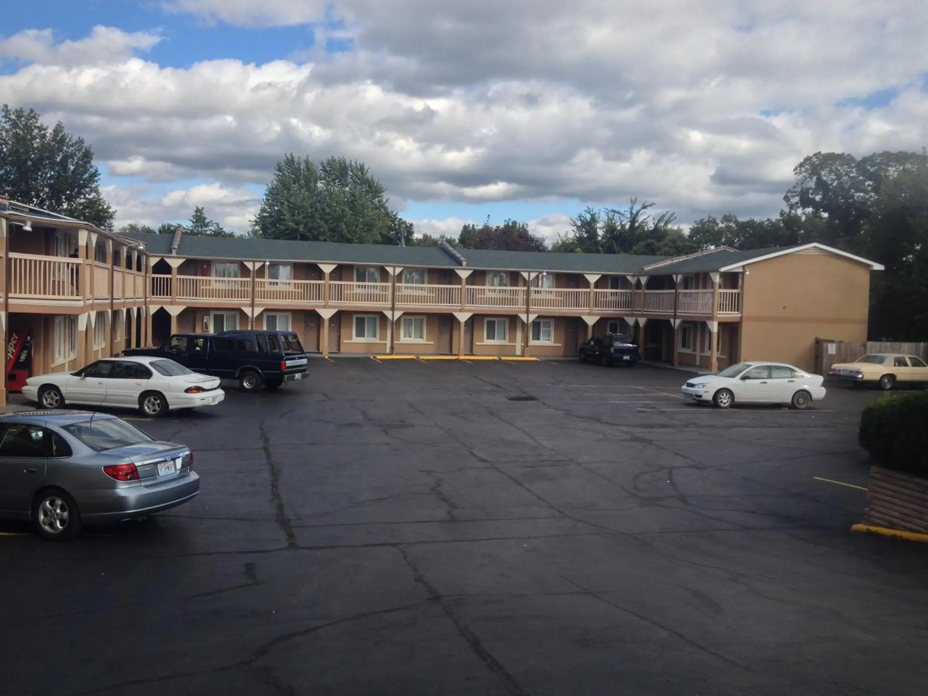 Facade/entrance, Property Building in Battlefield Inn Springfield