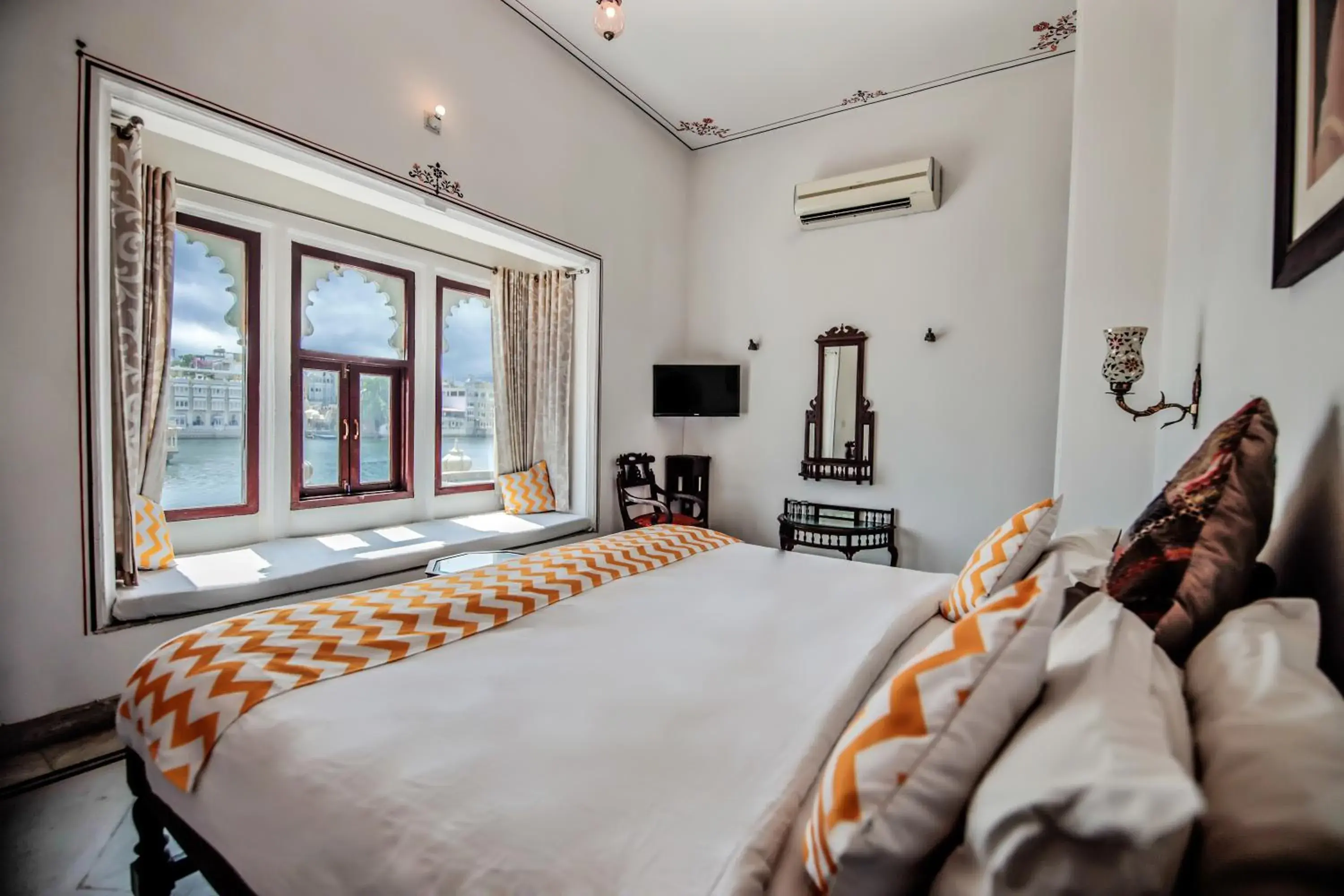 Bedroom, Bed in Hotel Devraj Niwas on Lake Pichola Bedroom, Bed in Hotel Devraj Niwas on Lake Pichola