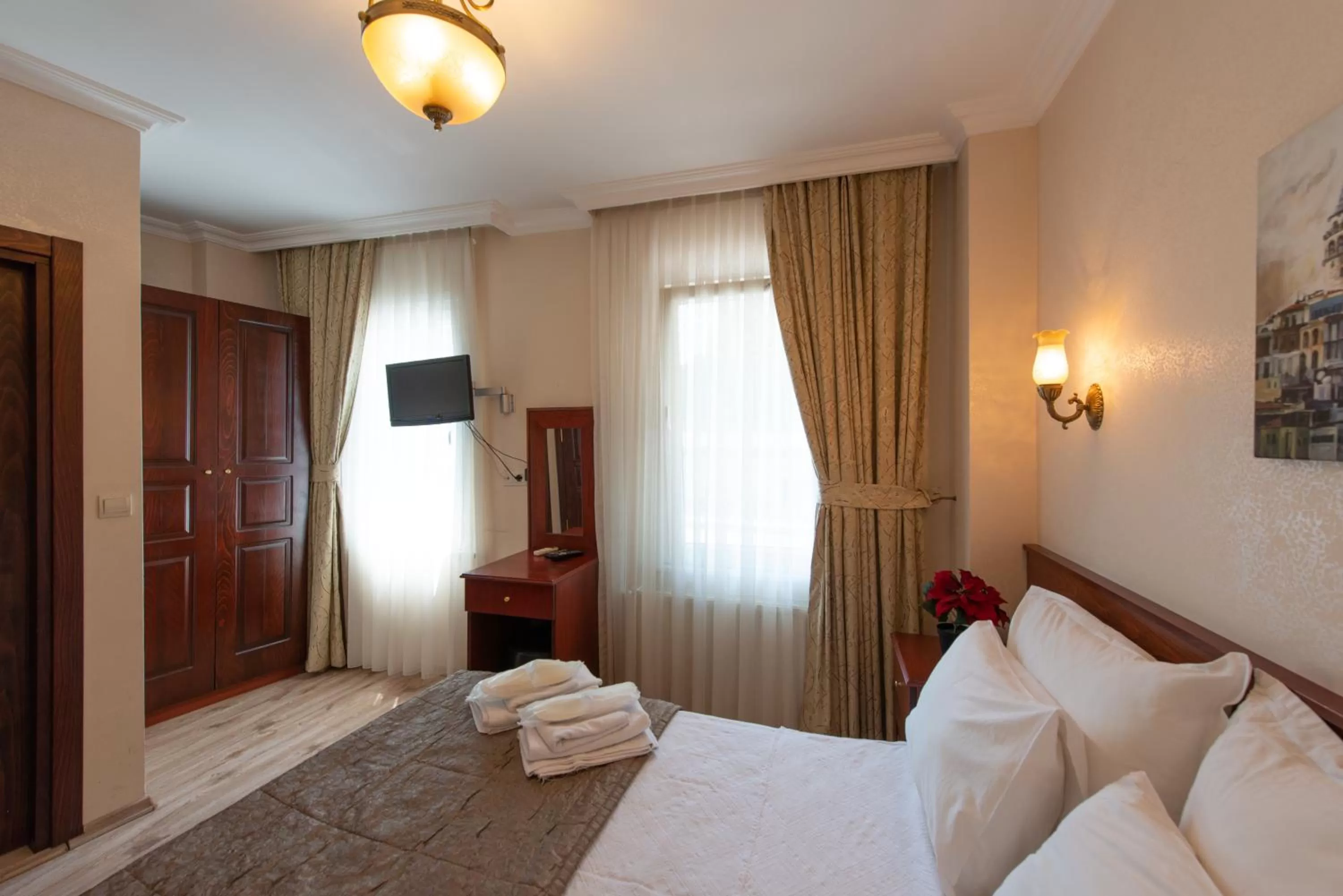 Photo of the whole room, Bed in Sultanahmet Cesme Hotel