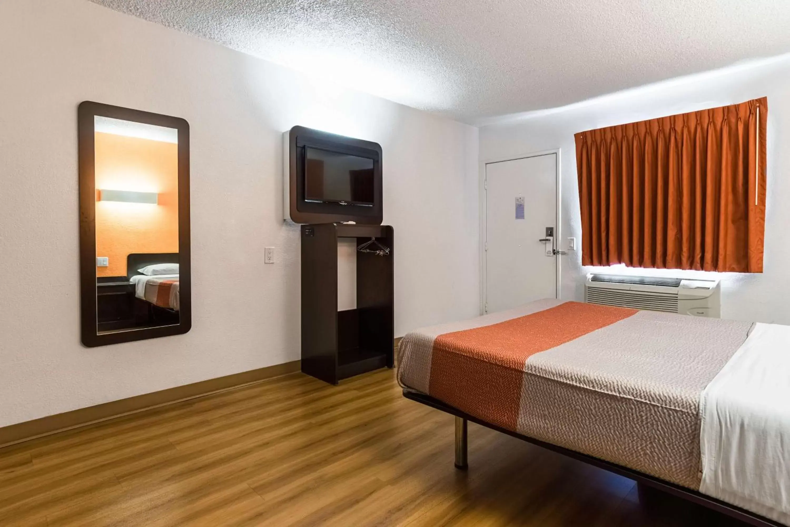 TV and multimedia, Bed in Motel 6-Long Beach, CA - International City