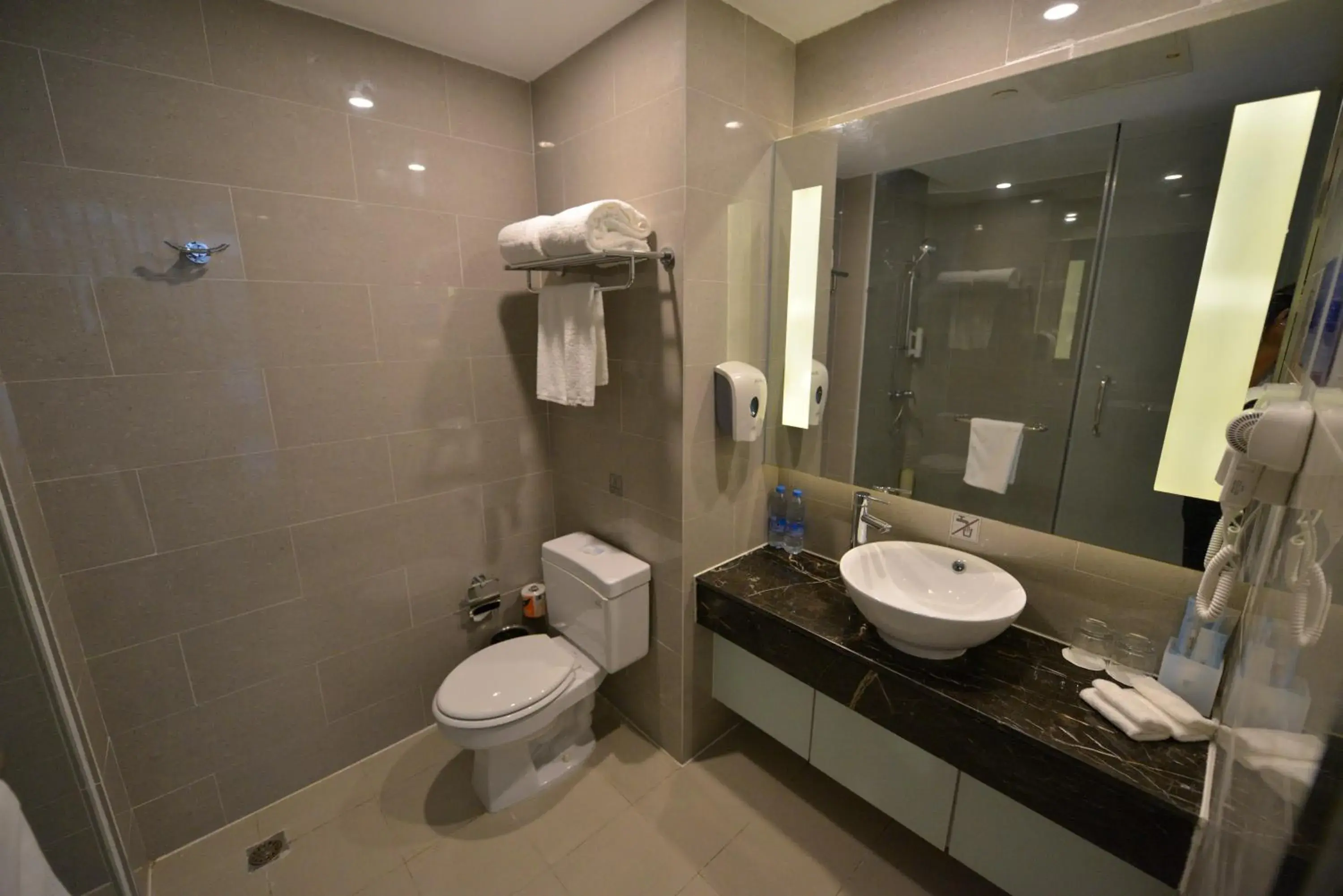 Toilet, Bathroom in Holiday Inn Express Weihai Hi-Tech Zone, an IHG Hotel