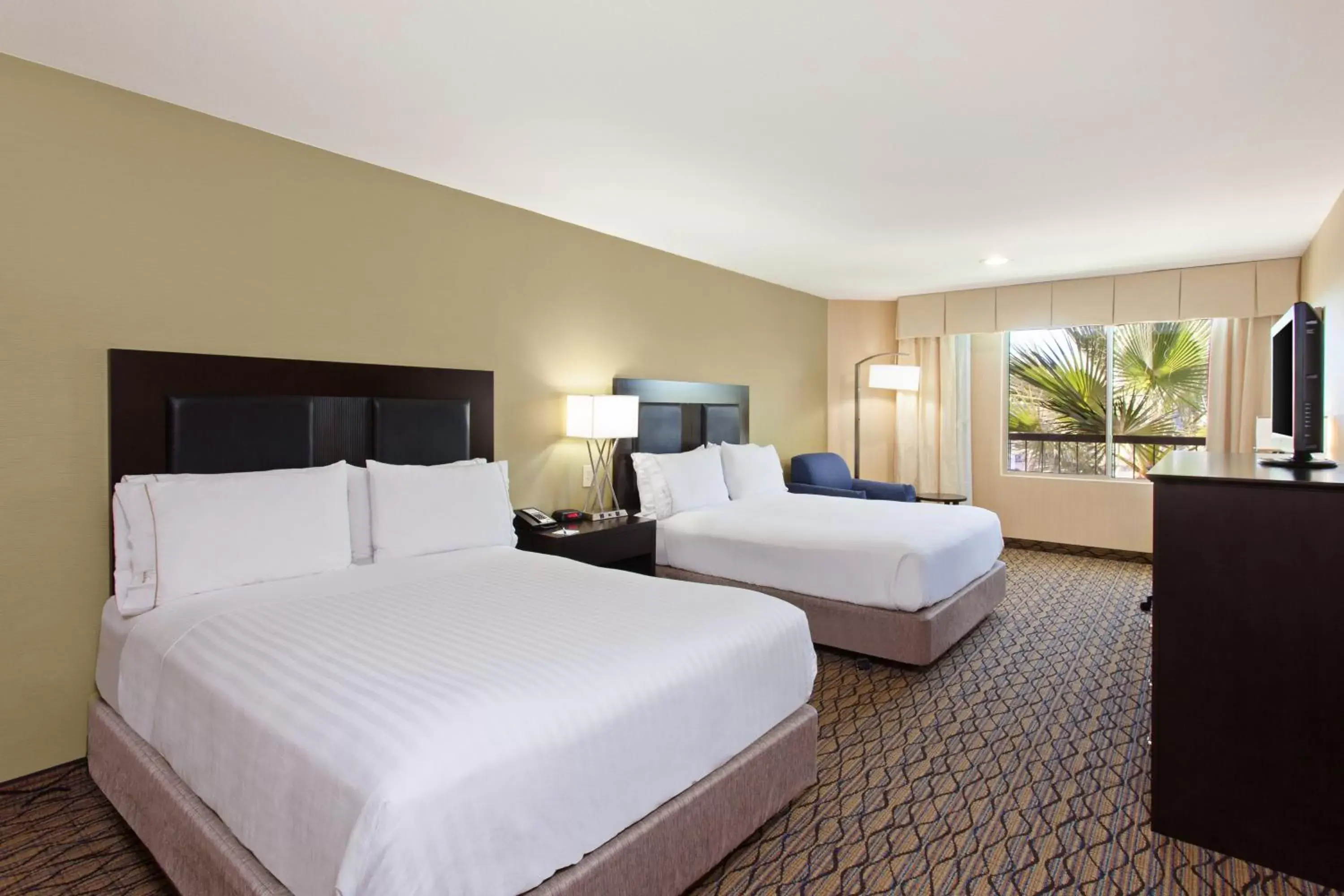Photo of the whole room, Bed in Holiday Inn Express Newport Beach, an IHG Hotel