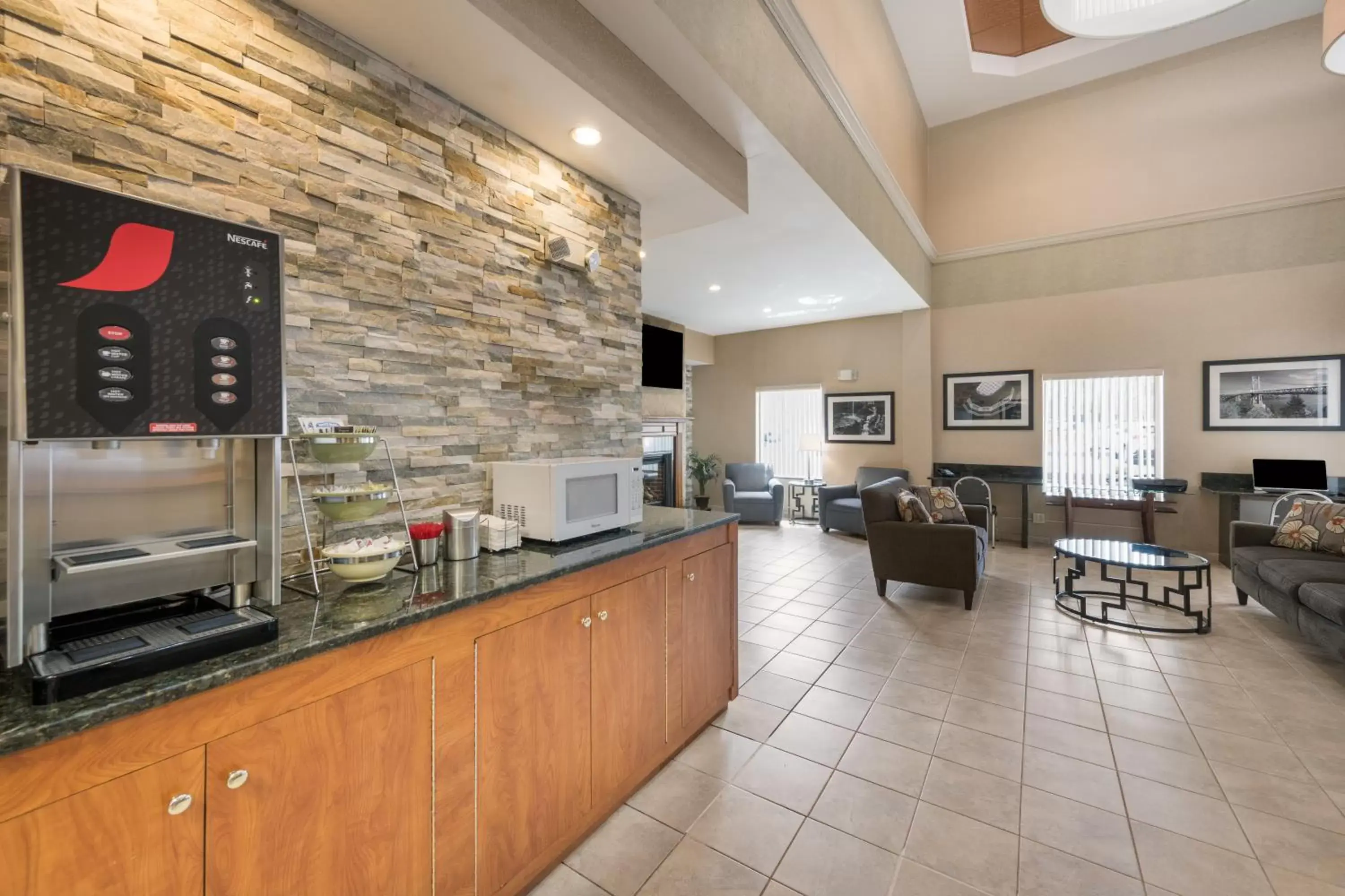 Lobby or reception, Restaurant/Places to Eat in Quality Inn & Suites Fishkill South near I-84
