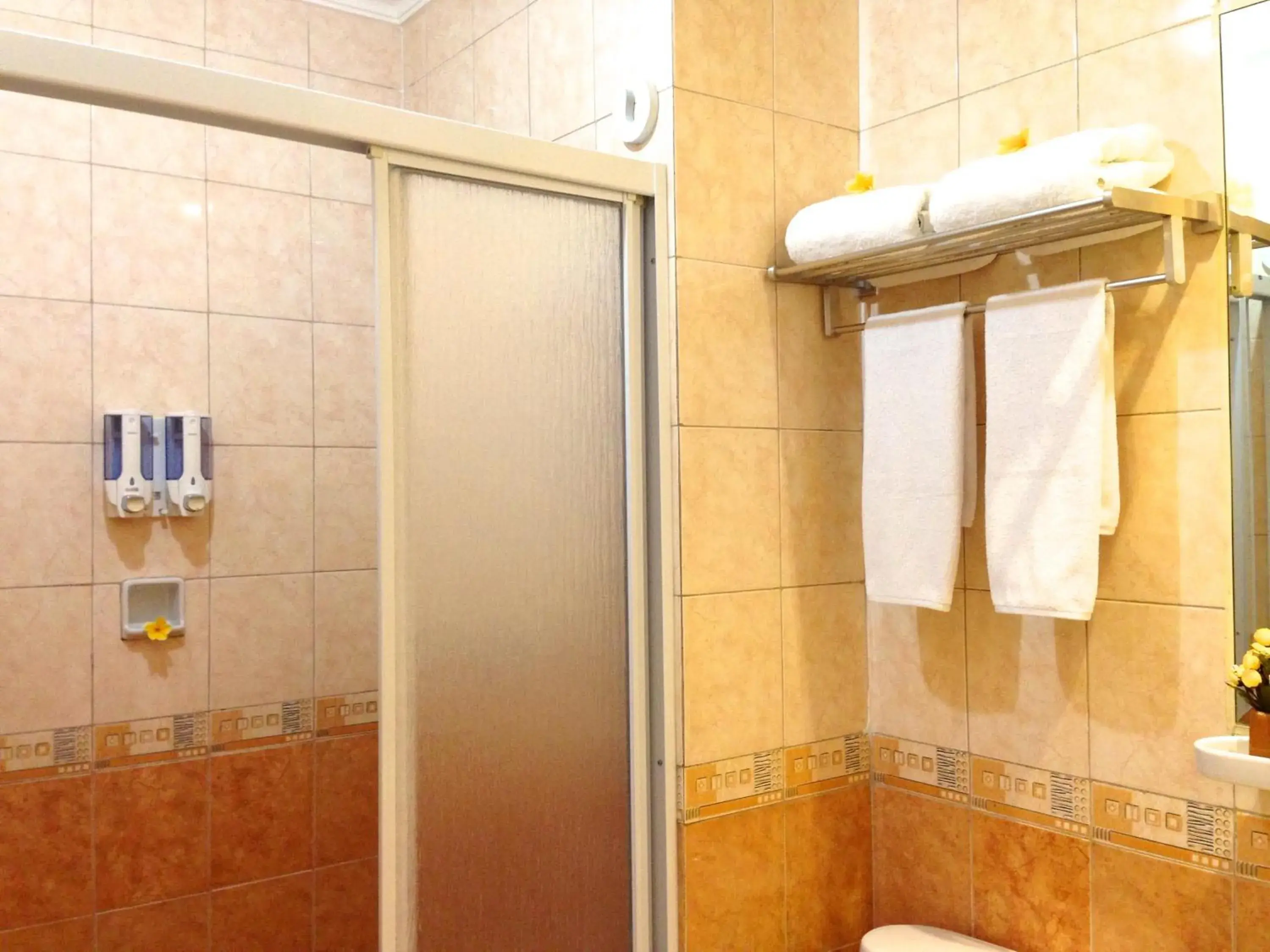 Bathroom in Ravarine Suite Apartment