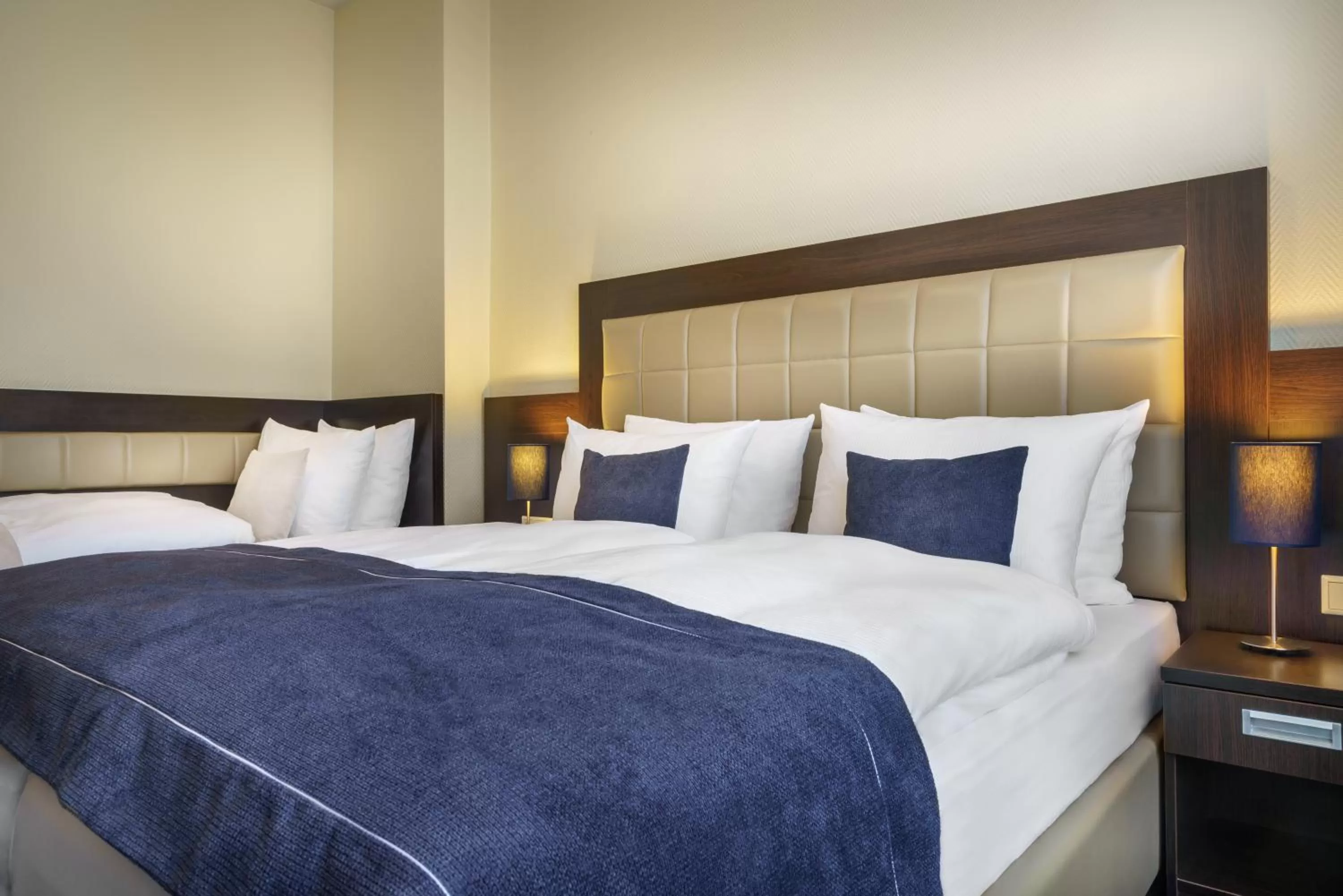 Photo of the whole room, Bed in Hotel Continental Hamburg Hauptbahnhof