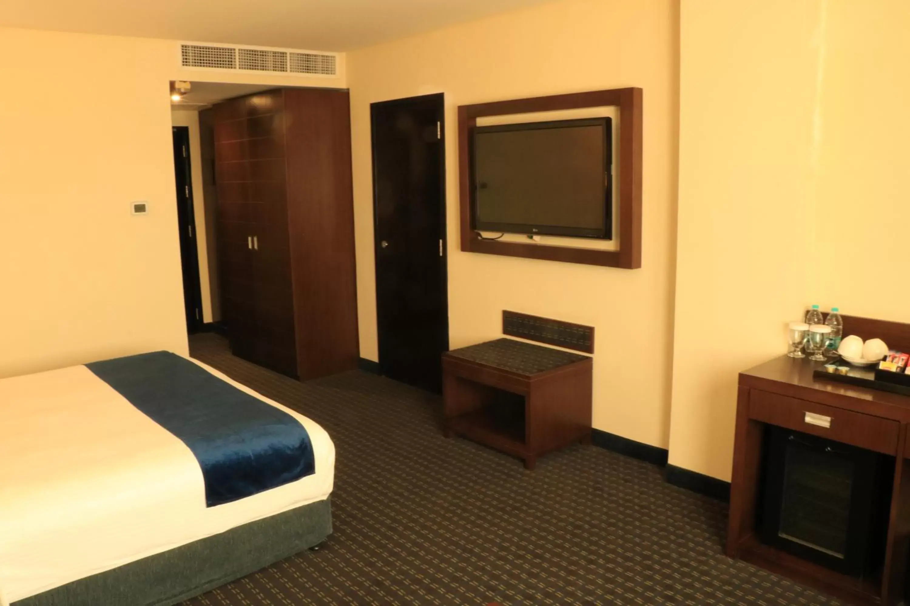 Bedroom, TV/Entertainment Center in Best Western Premier Muscat