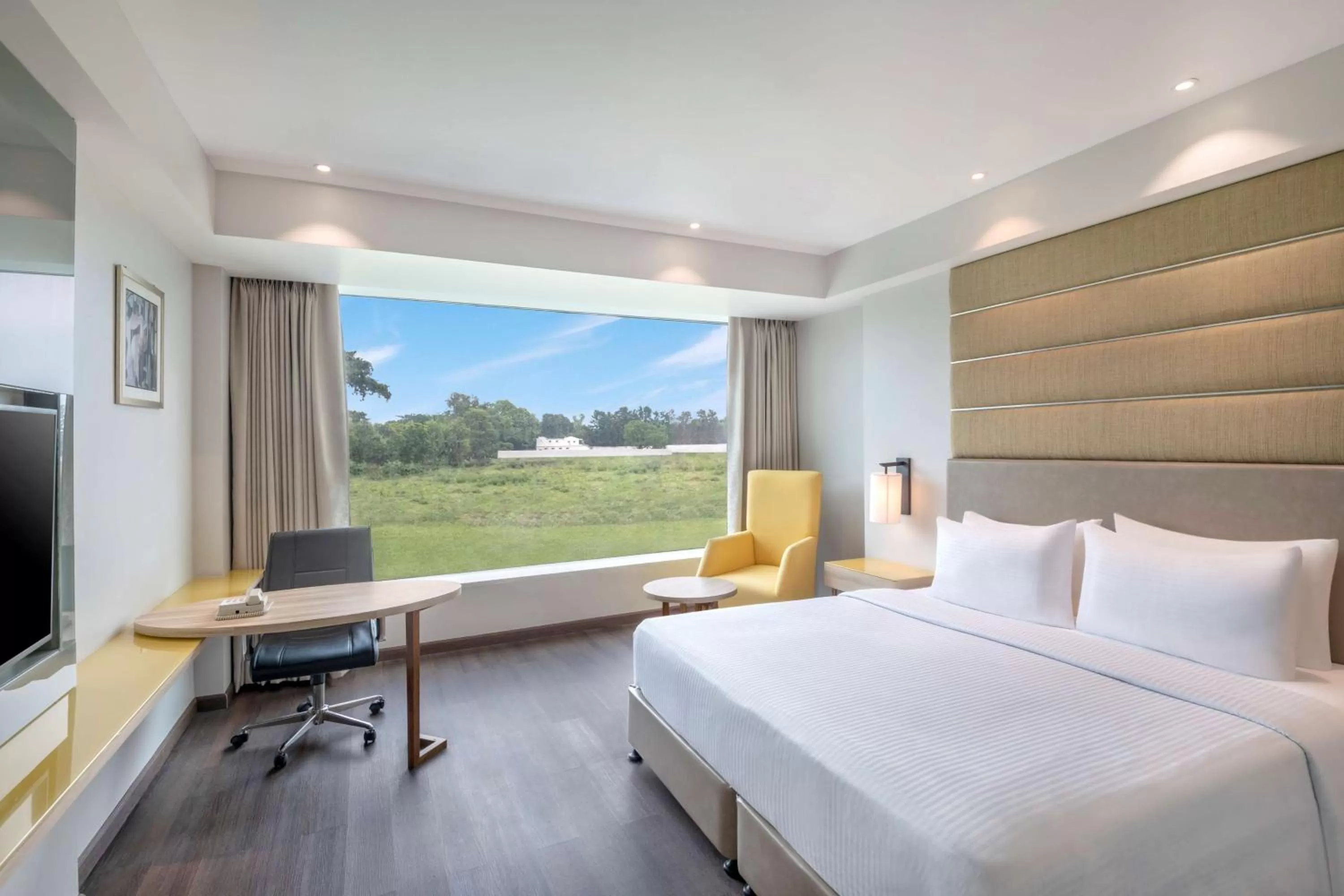 Bedroom, Bed in Radisson Hotel Bareilly Airport