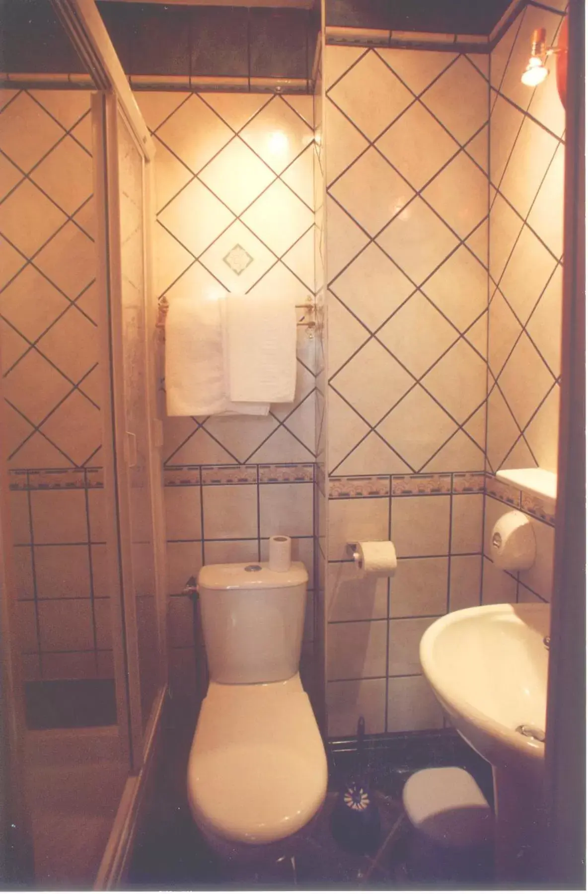 Bathroom in Hôtel De Calais