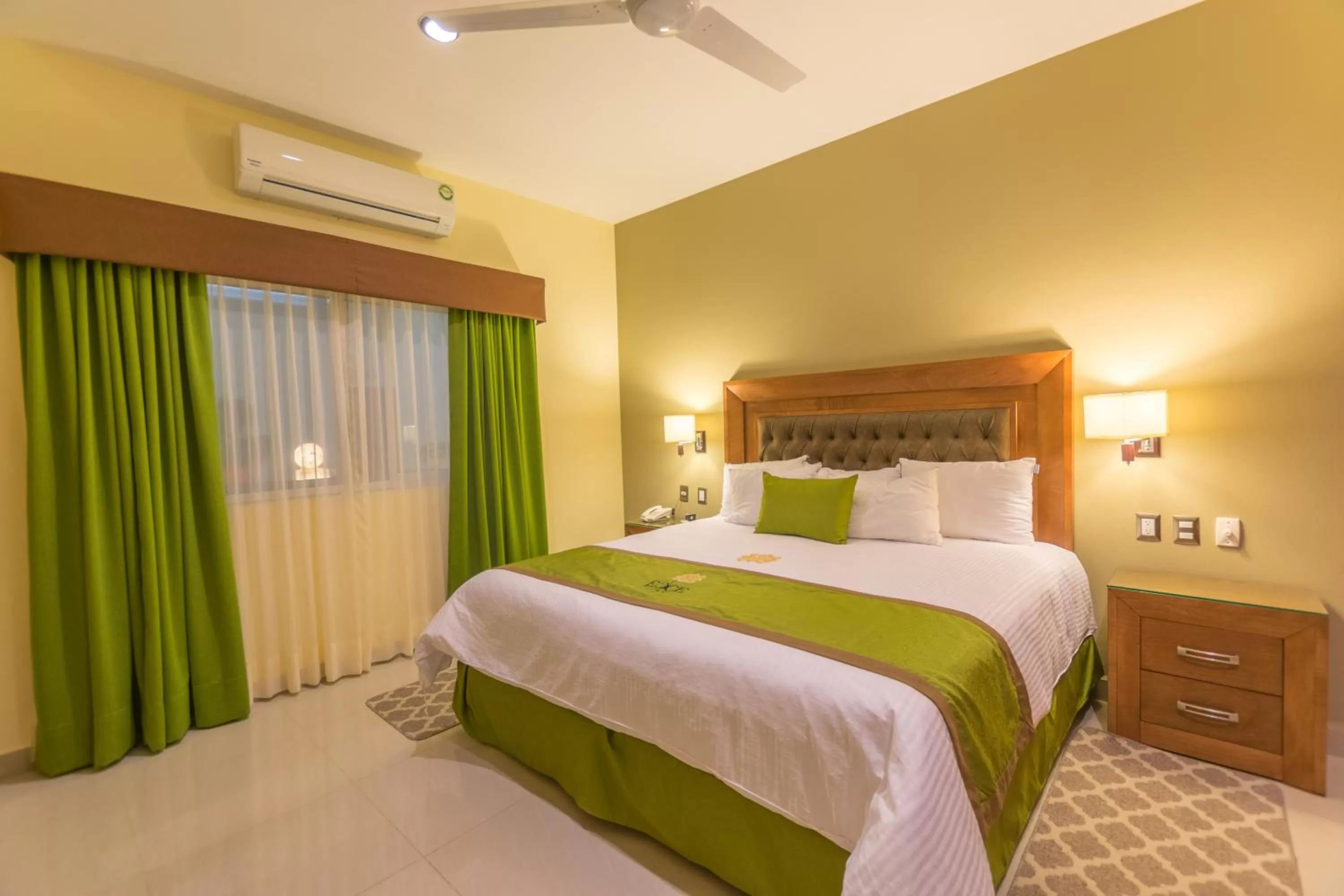 Photo of the whole room, Bed in Hotel Ecce Inn & Spa