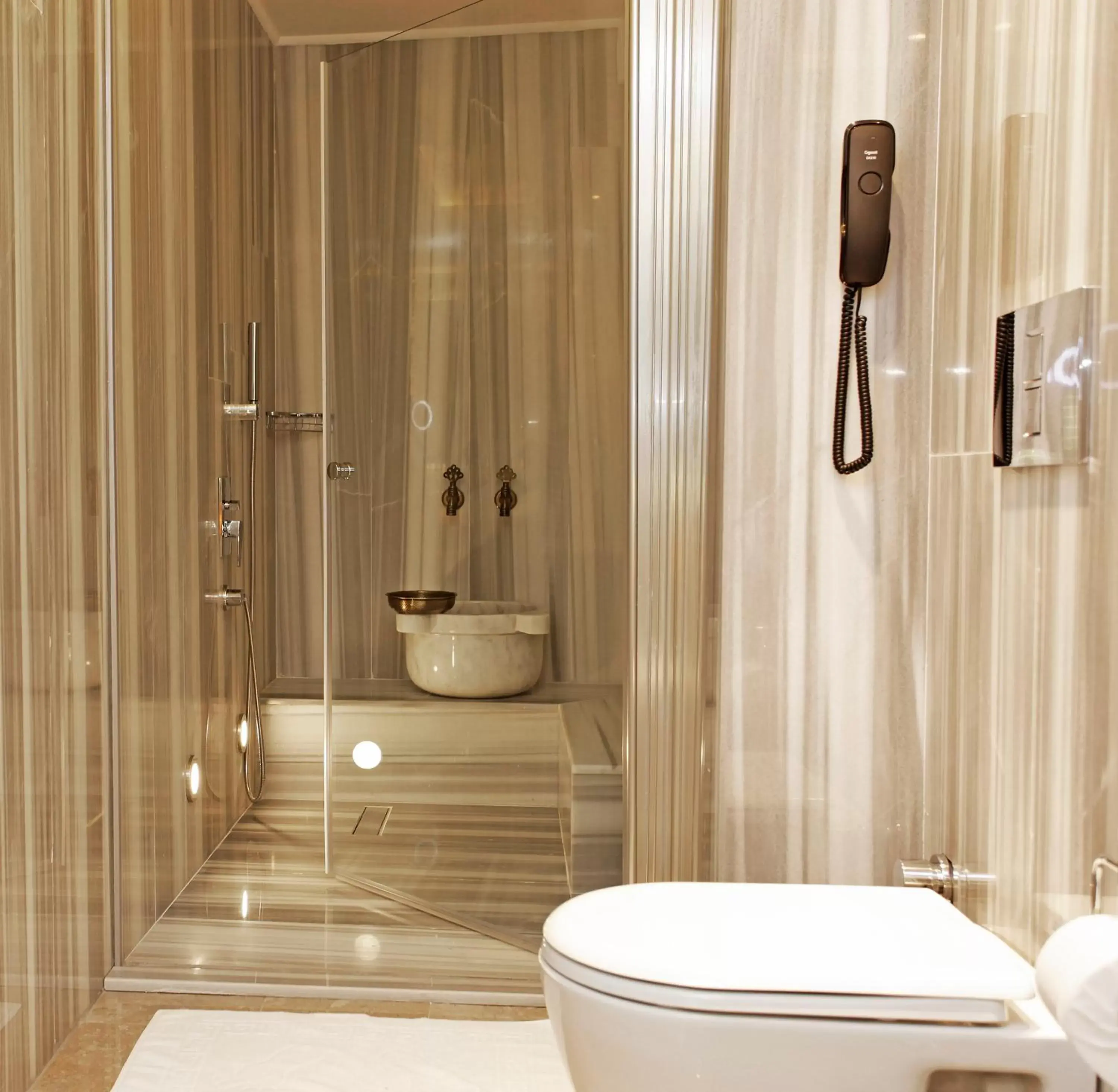Shower, Bathroom in Kleopatra Suit Hotel