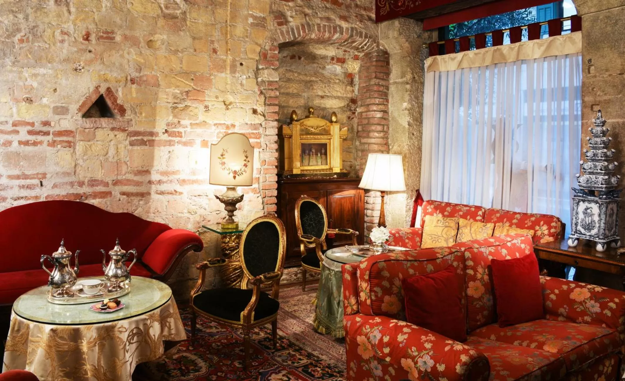 Communal lounge/ TV room in Hotel Gabbia D'Oro