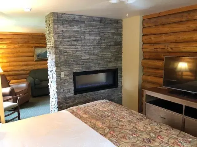 Bed in Pike's Waterfront Lodge