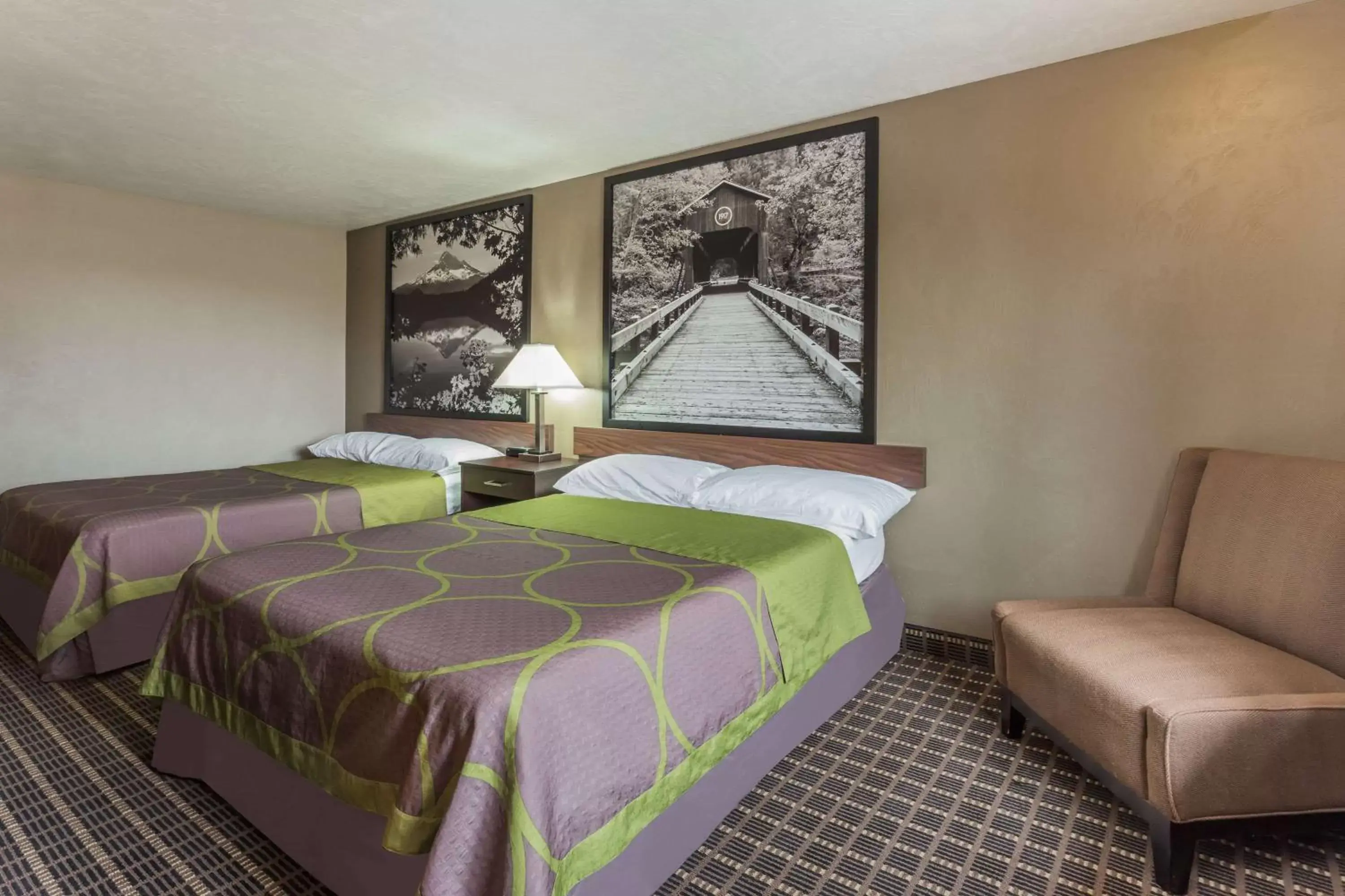 Photo of the whole room, Bed in Super 8 by Wyndham Corvallis