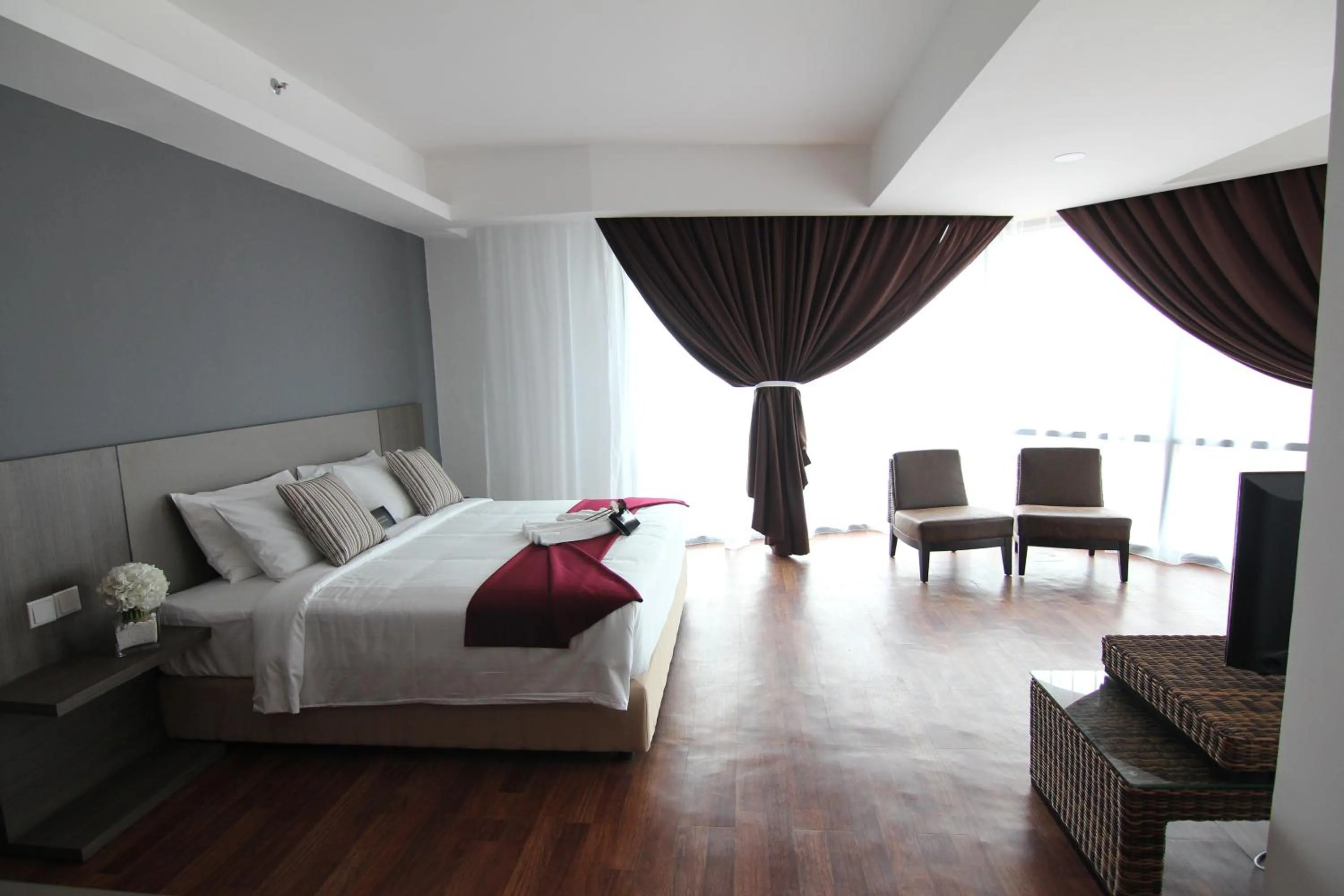 Living room, Bed in Nexus Regency Suites & Hotel