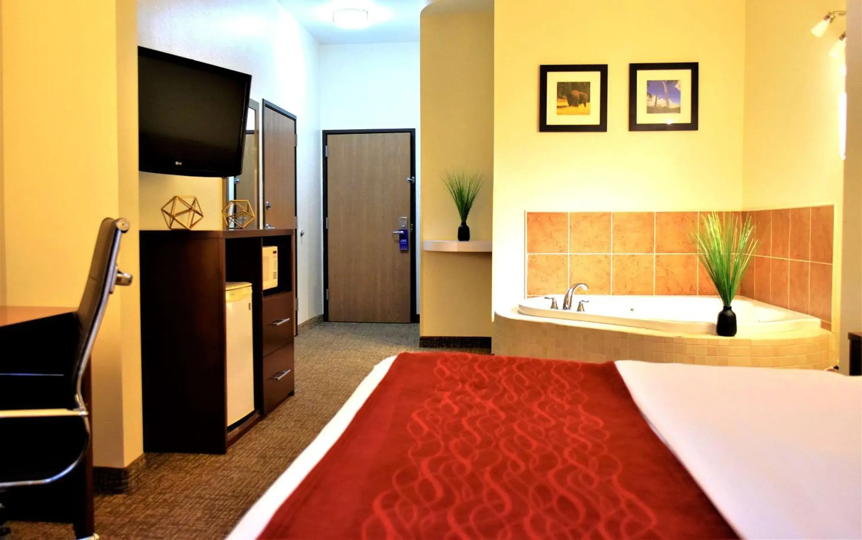 Bedroom, TV/Entertainment Center in Comfort Inn & Suites Greenville I-70