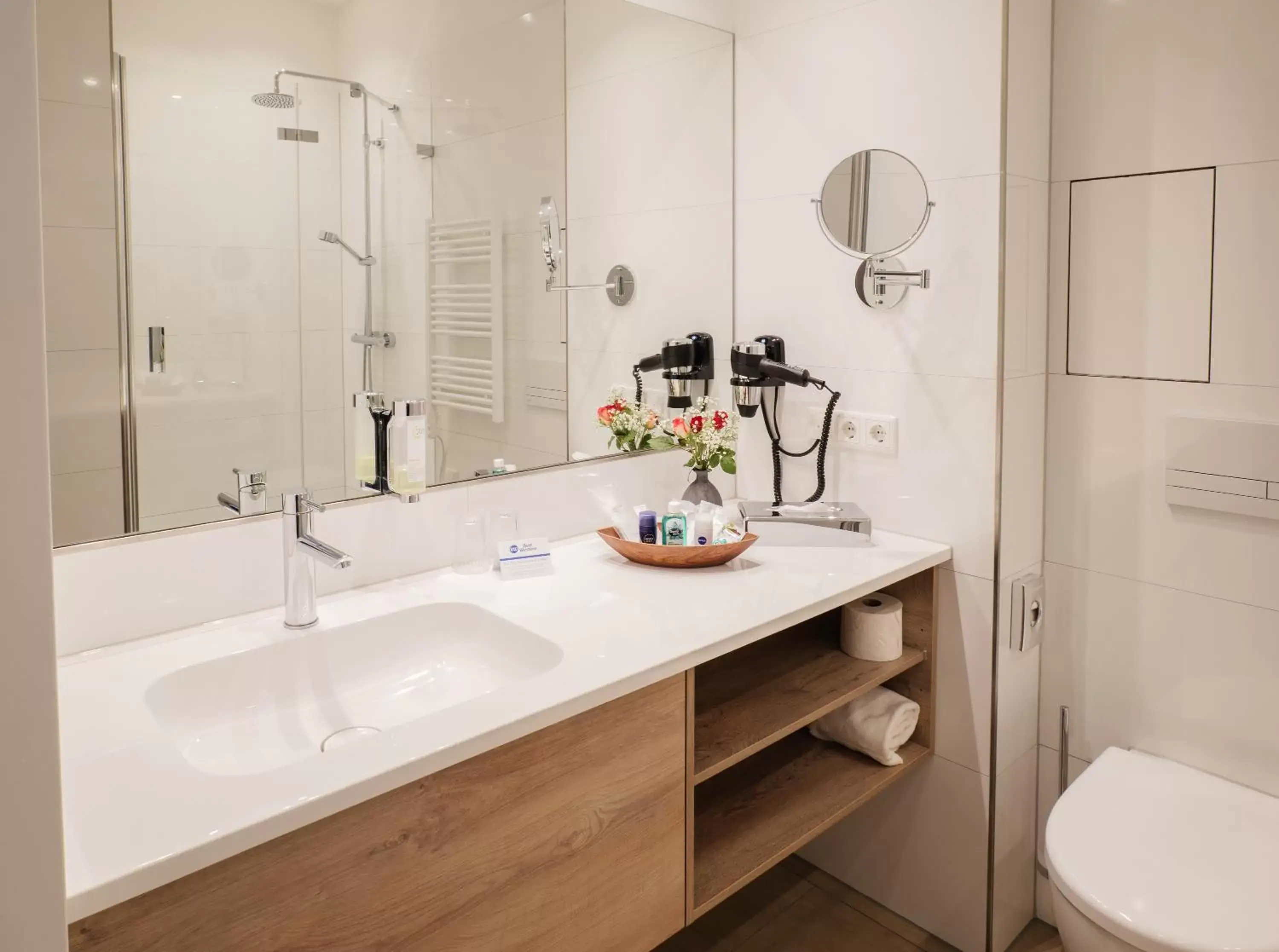 Bathroom in Best Western Comfort Business Hotel Düsseldorf-Neuss
