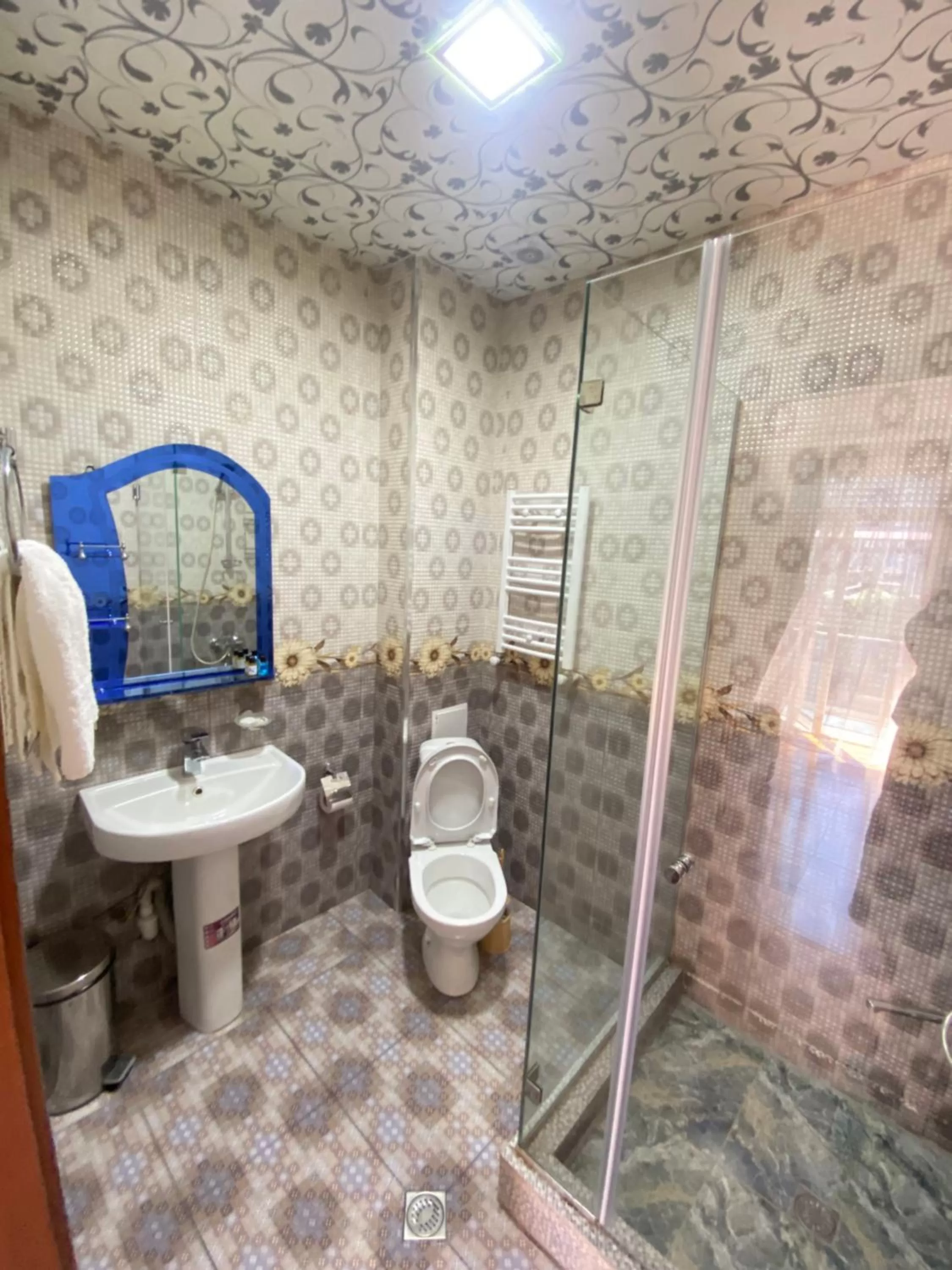 Bathroom in Hotel Garanti