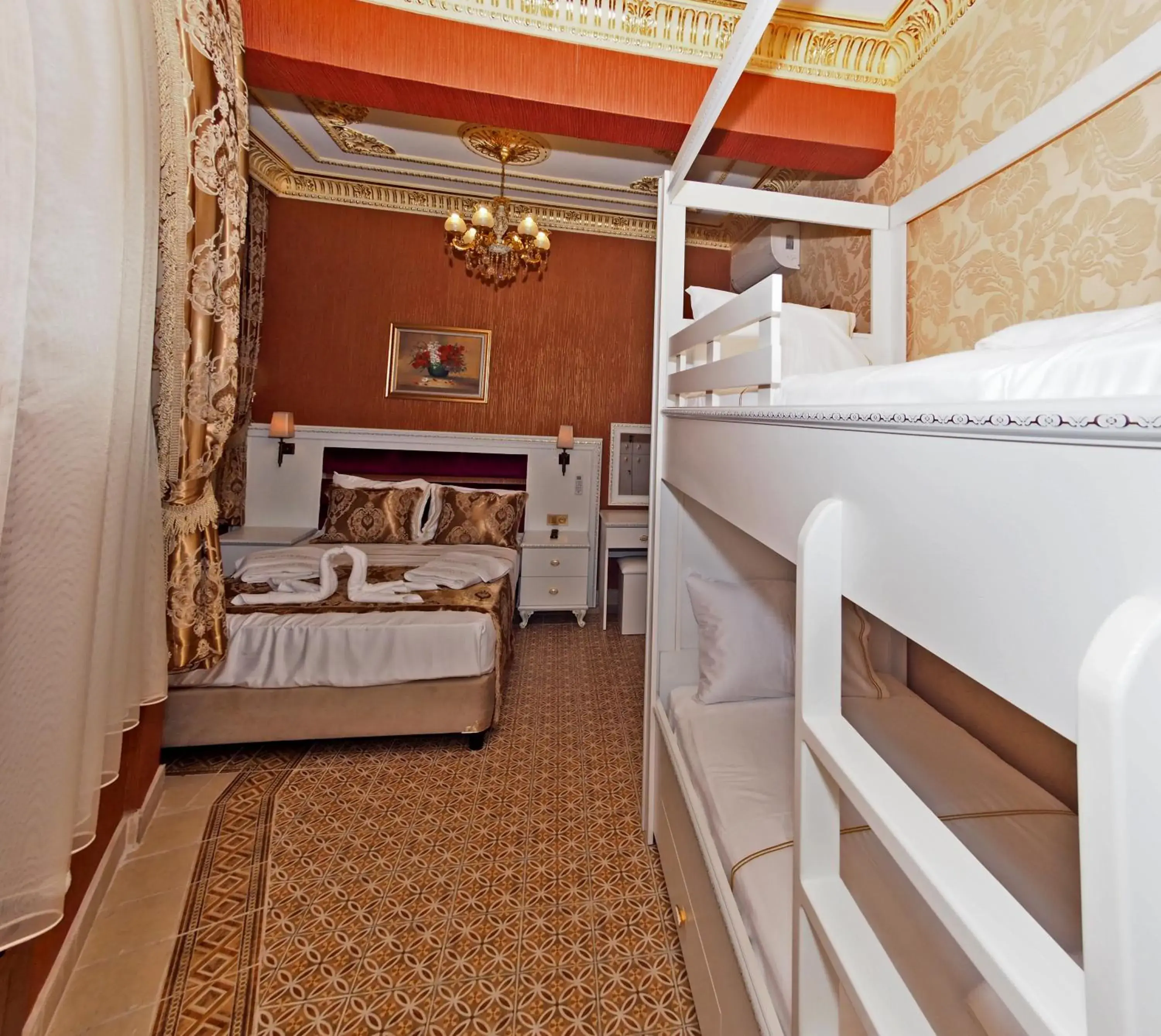 Bed, Bunk Bed in Sirkeci Gar Hotel