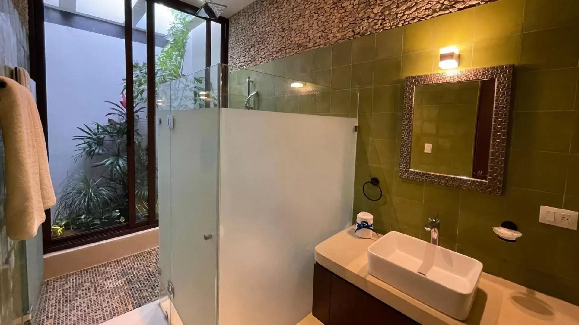 Shower, Bathroom in Hotel Marionetas