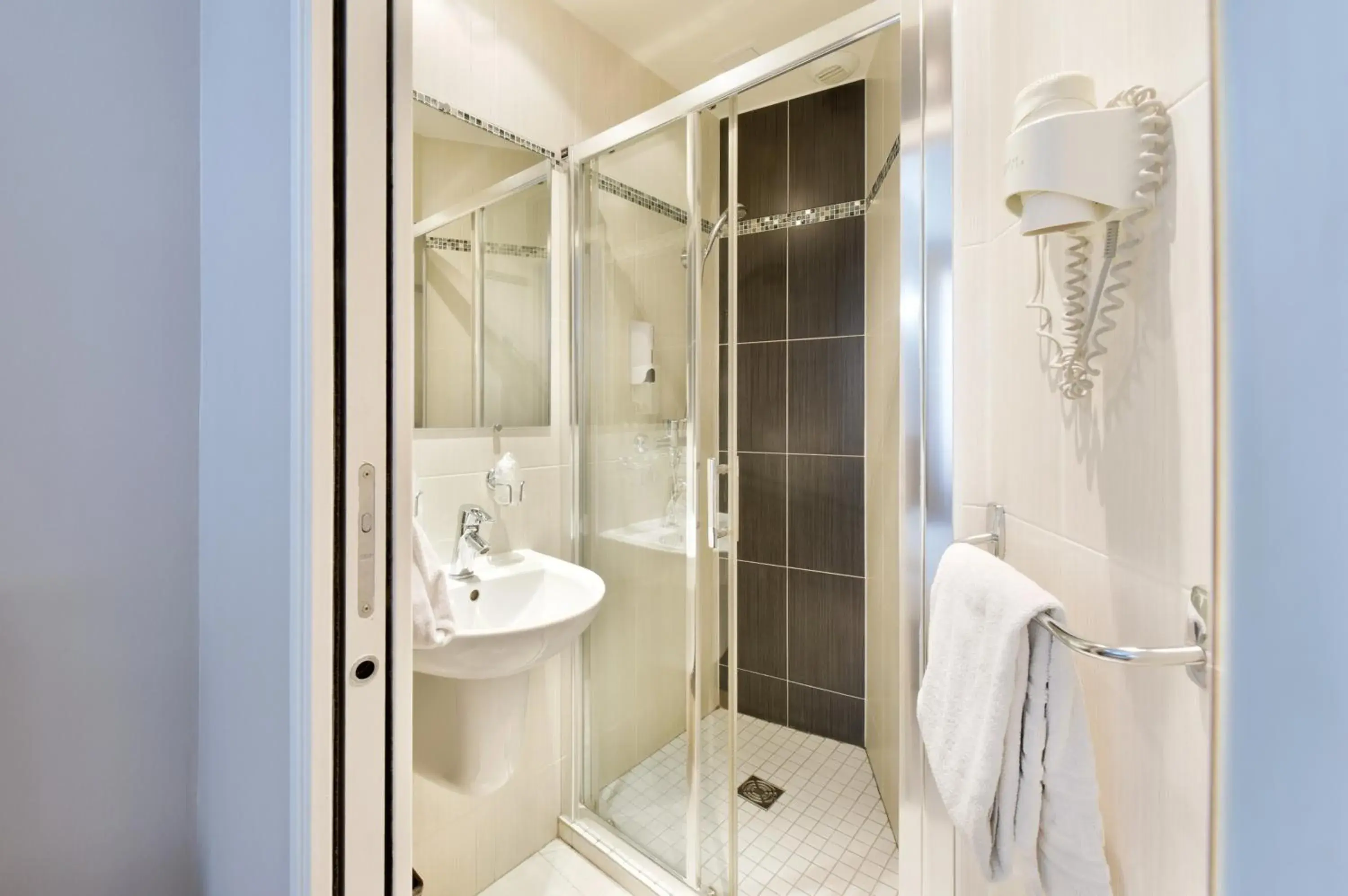 Shower, Bathroom in New Hôtel Gare Du Nord