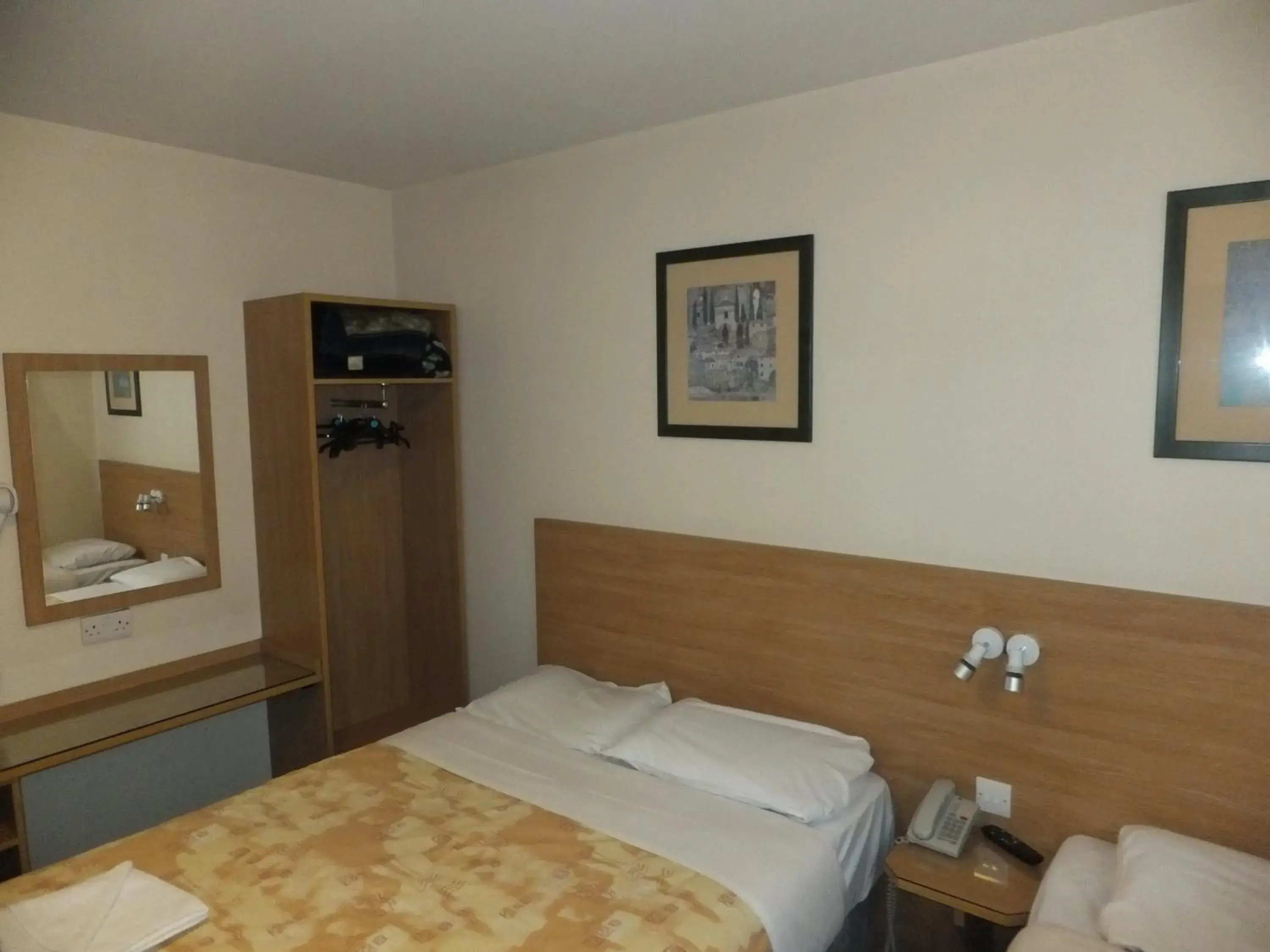Photo of the whole room, Bed in Colliers Hotel