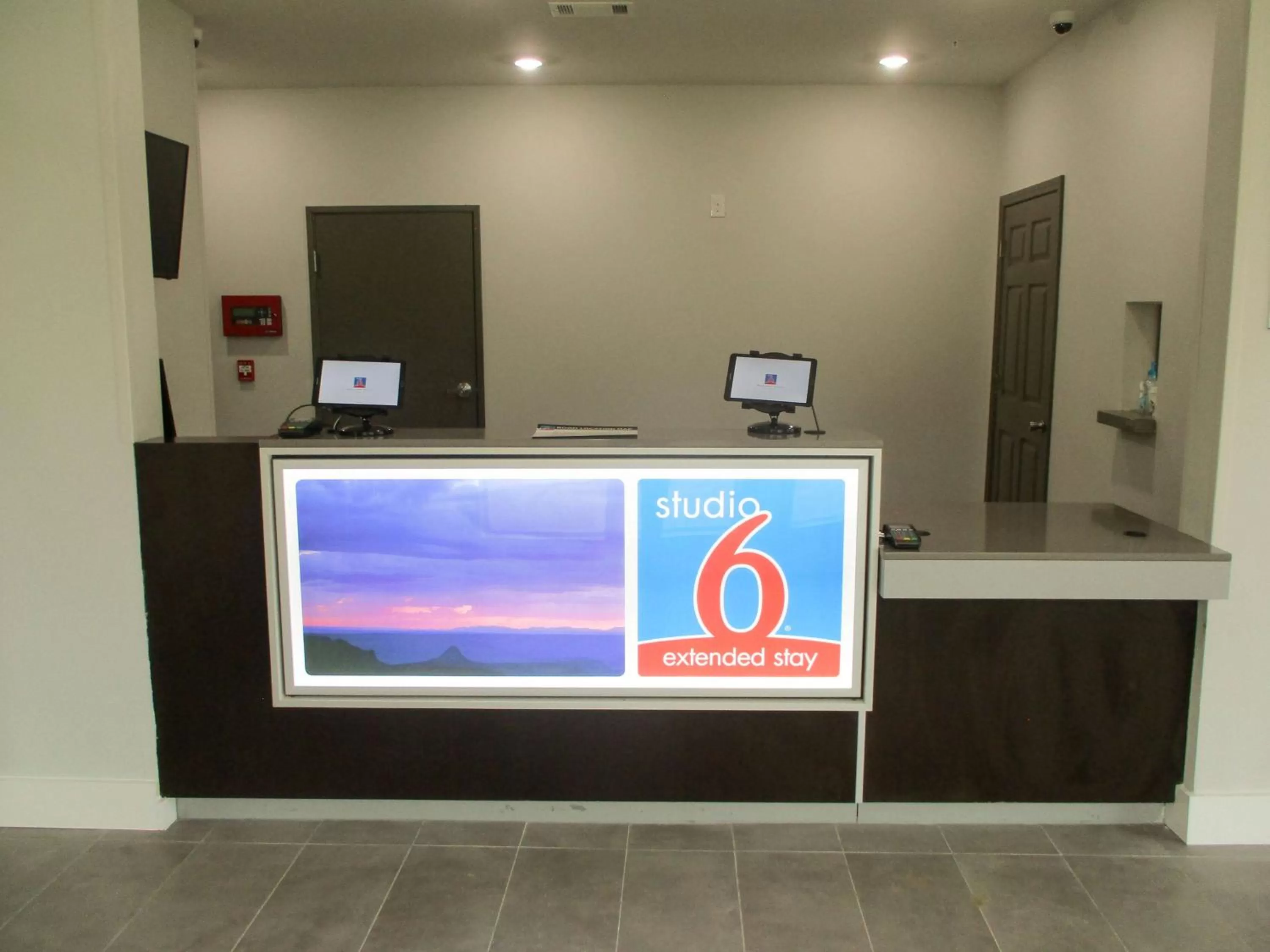 Lobby or reception in Studio 6-Port Allen, LA - Baton Rouge I-10