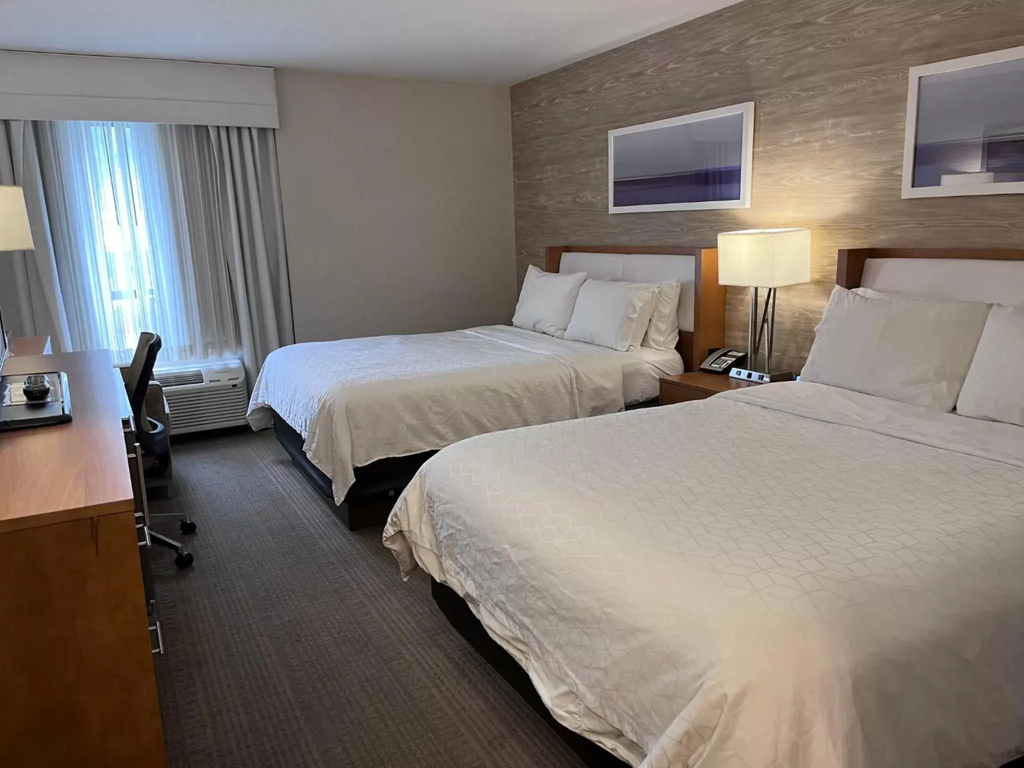 Photo of the whole room, Bed in Holiday Inn Express Kamloops, an IHG Hotel
