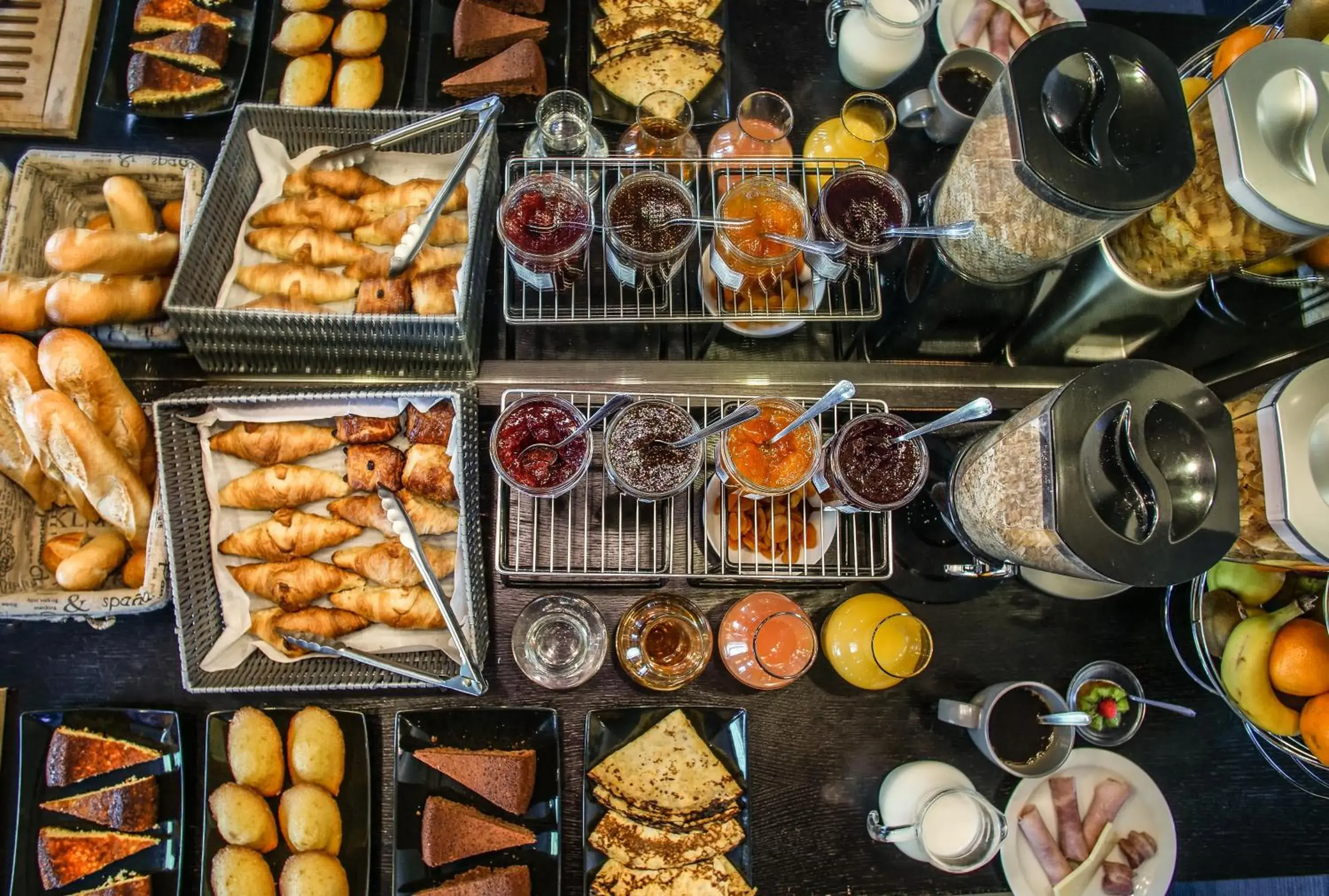 Buffet breakfast, Food in Hôtel Inn Design Resto Novo Nantes Sainte Luce