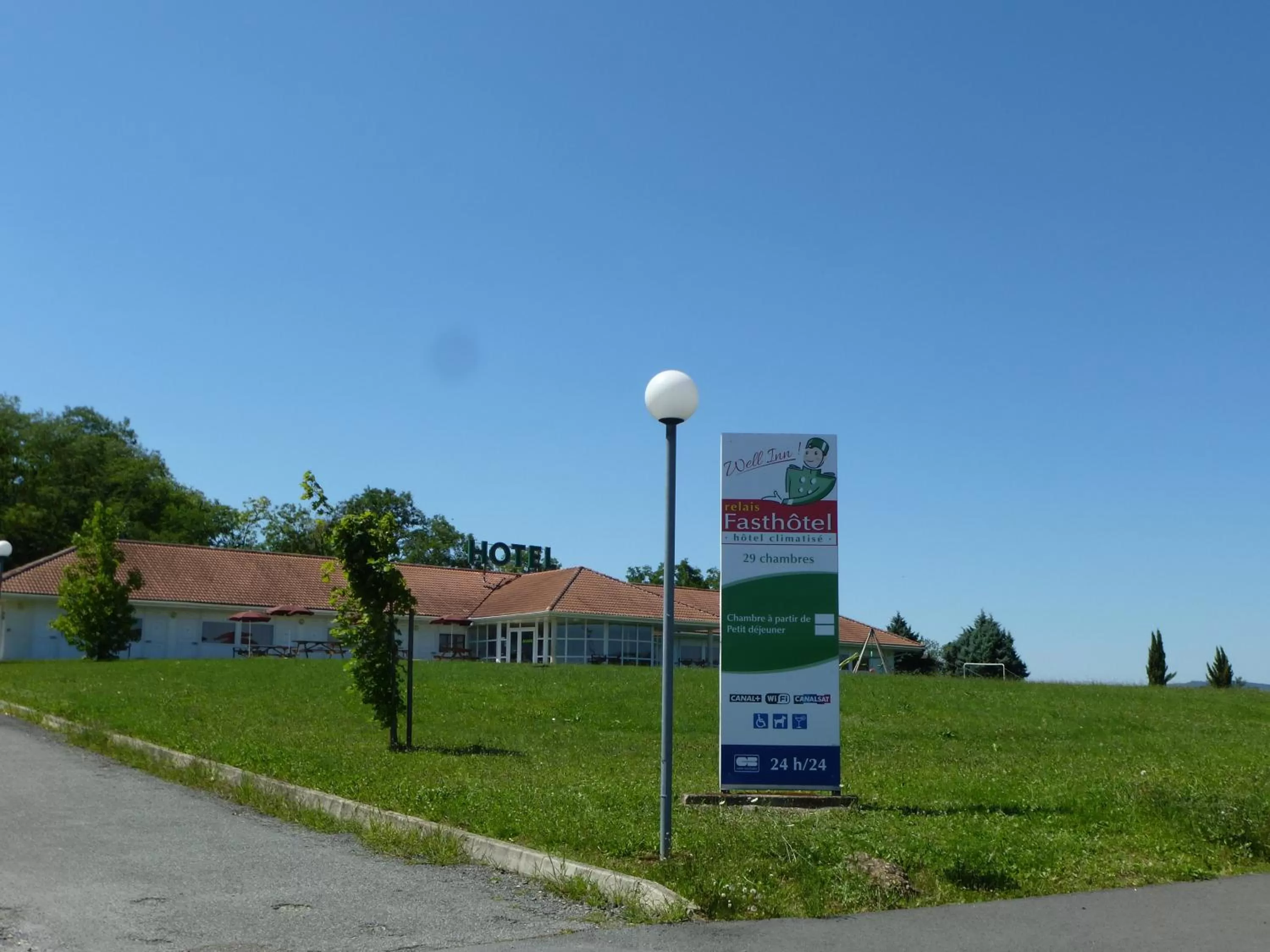 Facade/entrance in Fasthotel Well Inn Mâcon sud - un hôtel FH Confort