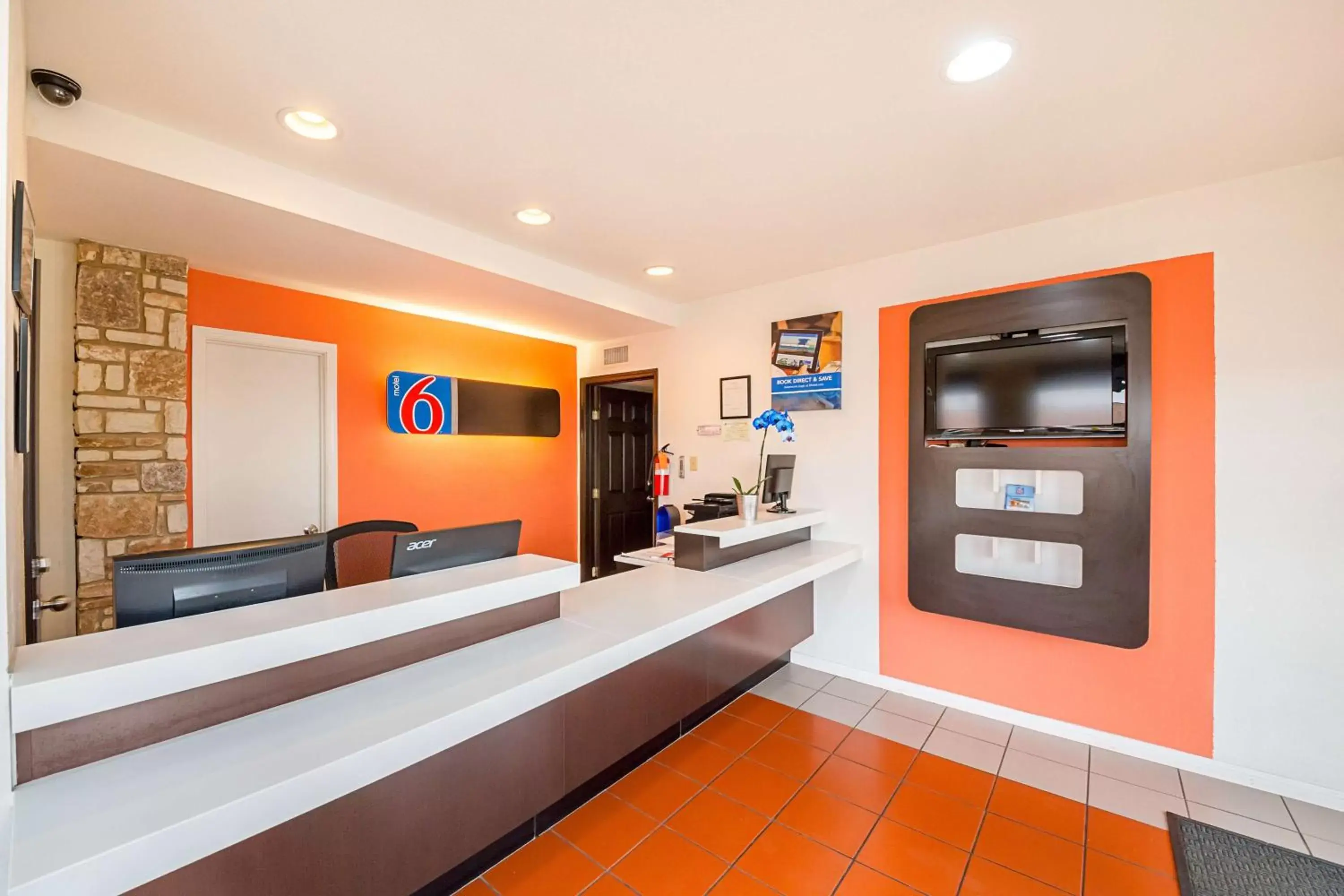 Communal lounge/ TV room, Lounge/Bar in Motel 6-Boerne, TX